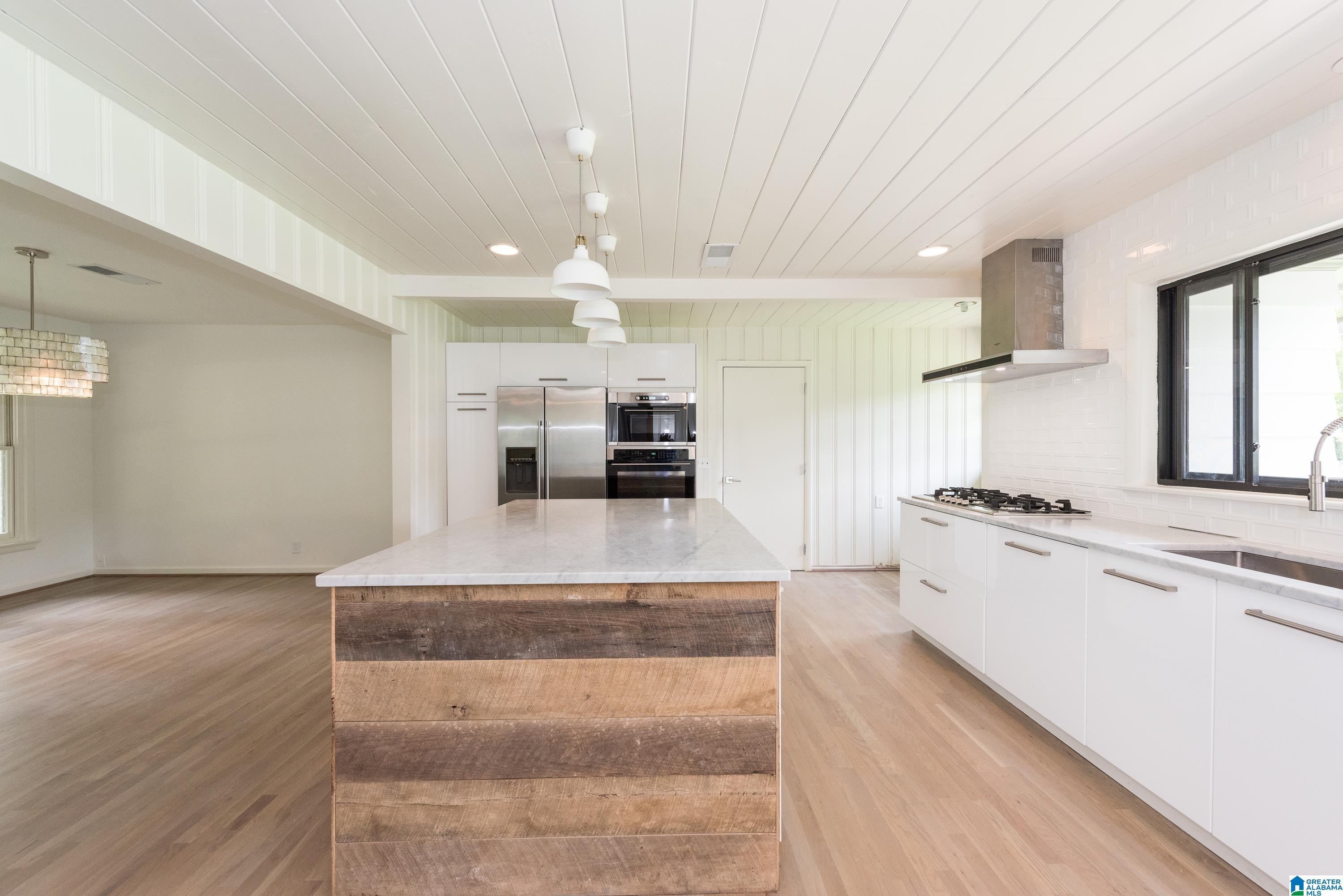 1712 RIDGEWOOD PLACE