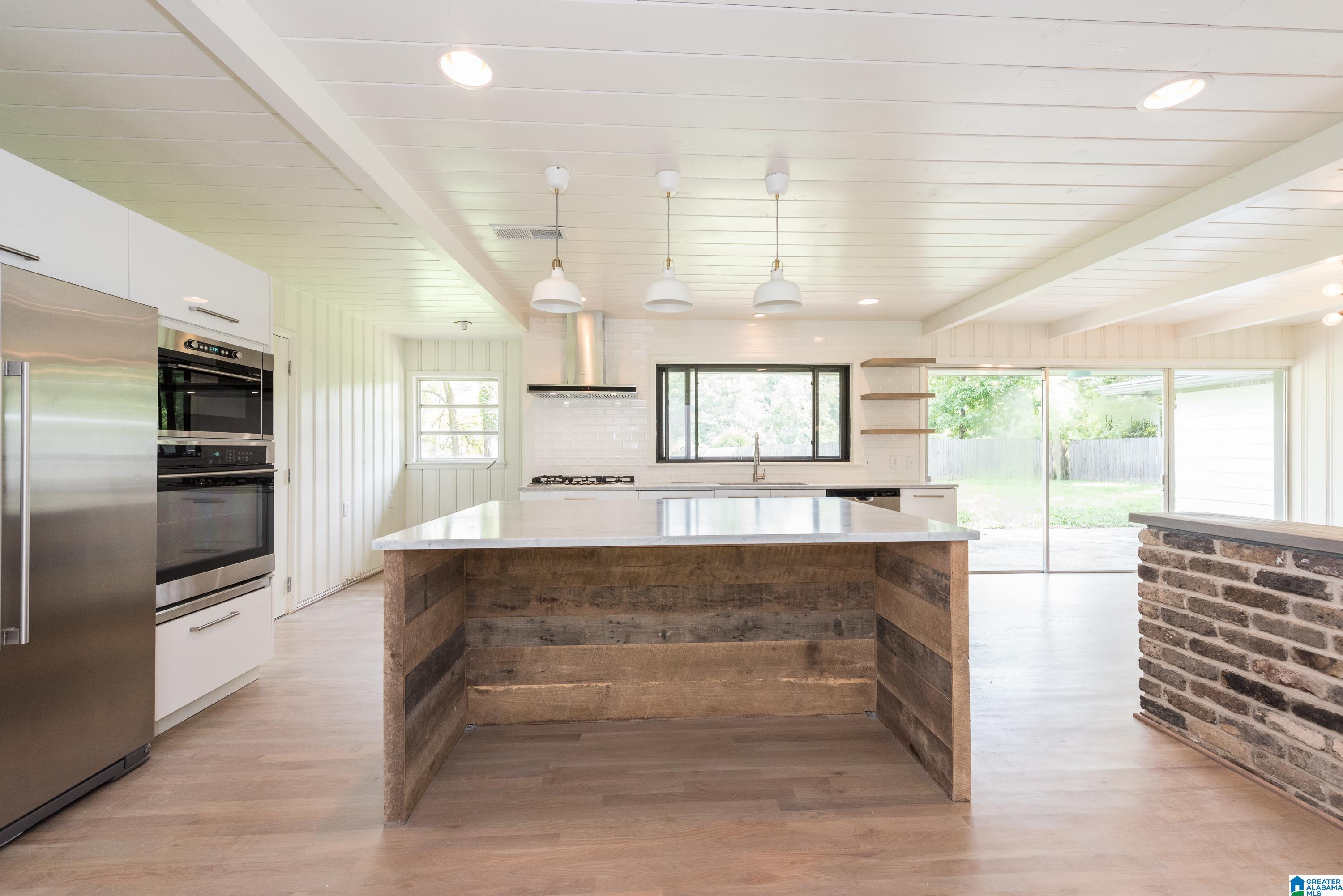 1712 RIDGEWOOD PLACE