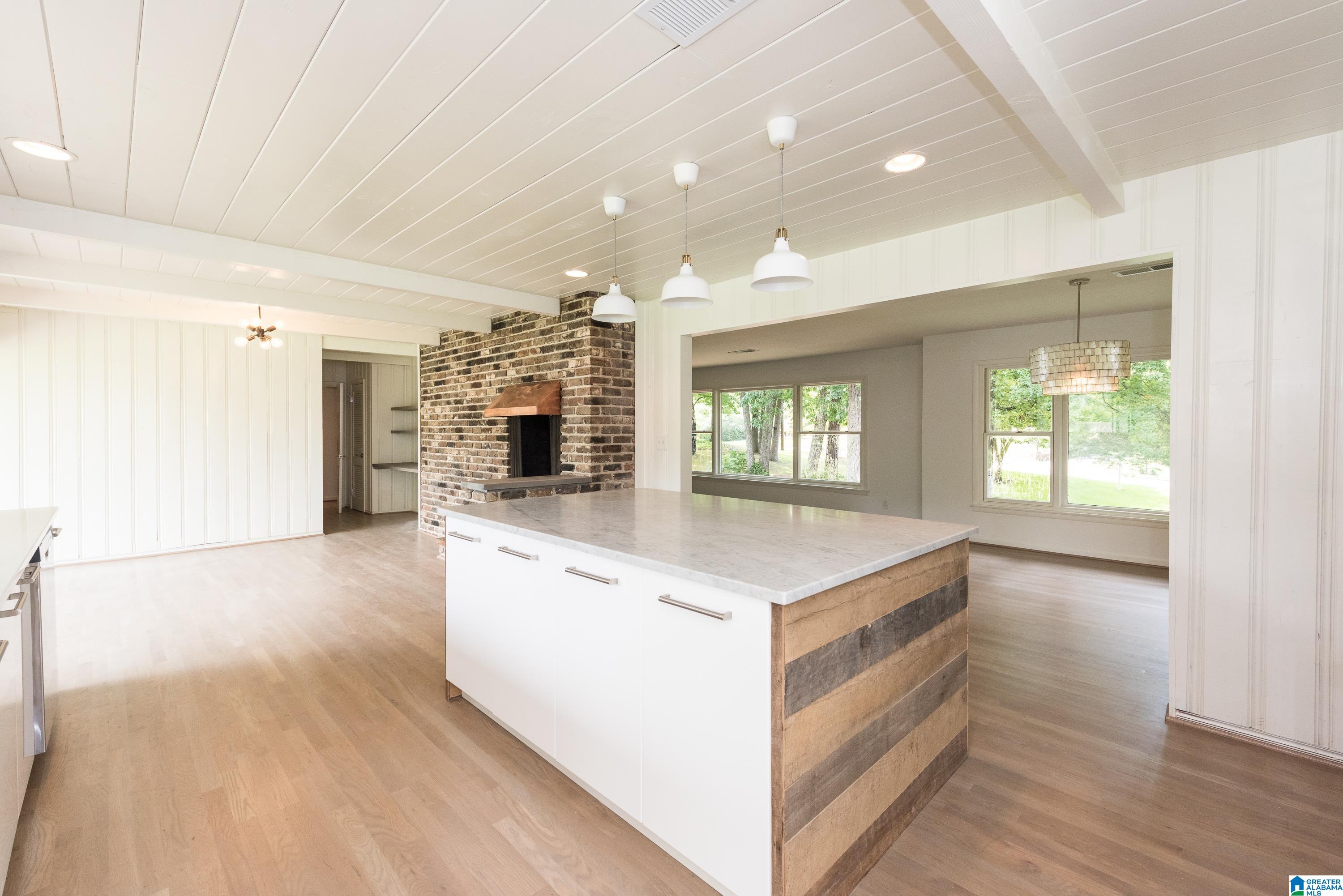 1712 RIDGEWOOD PLACE