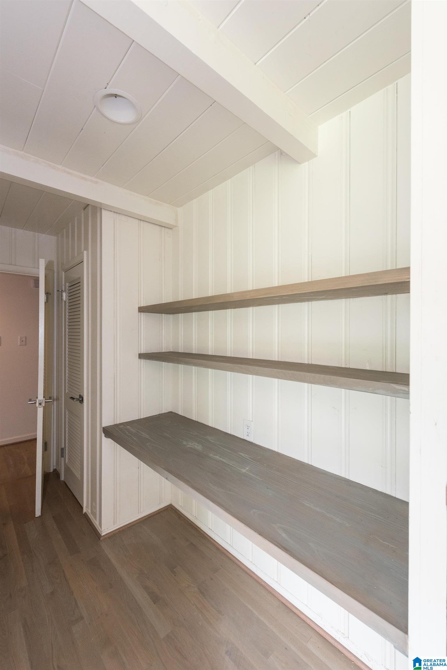 1712 RIDGEWOOD PLACE