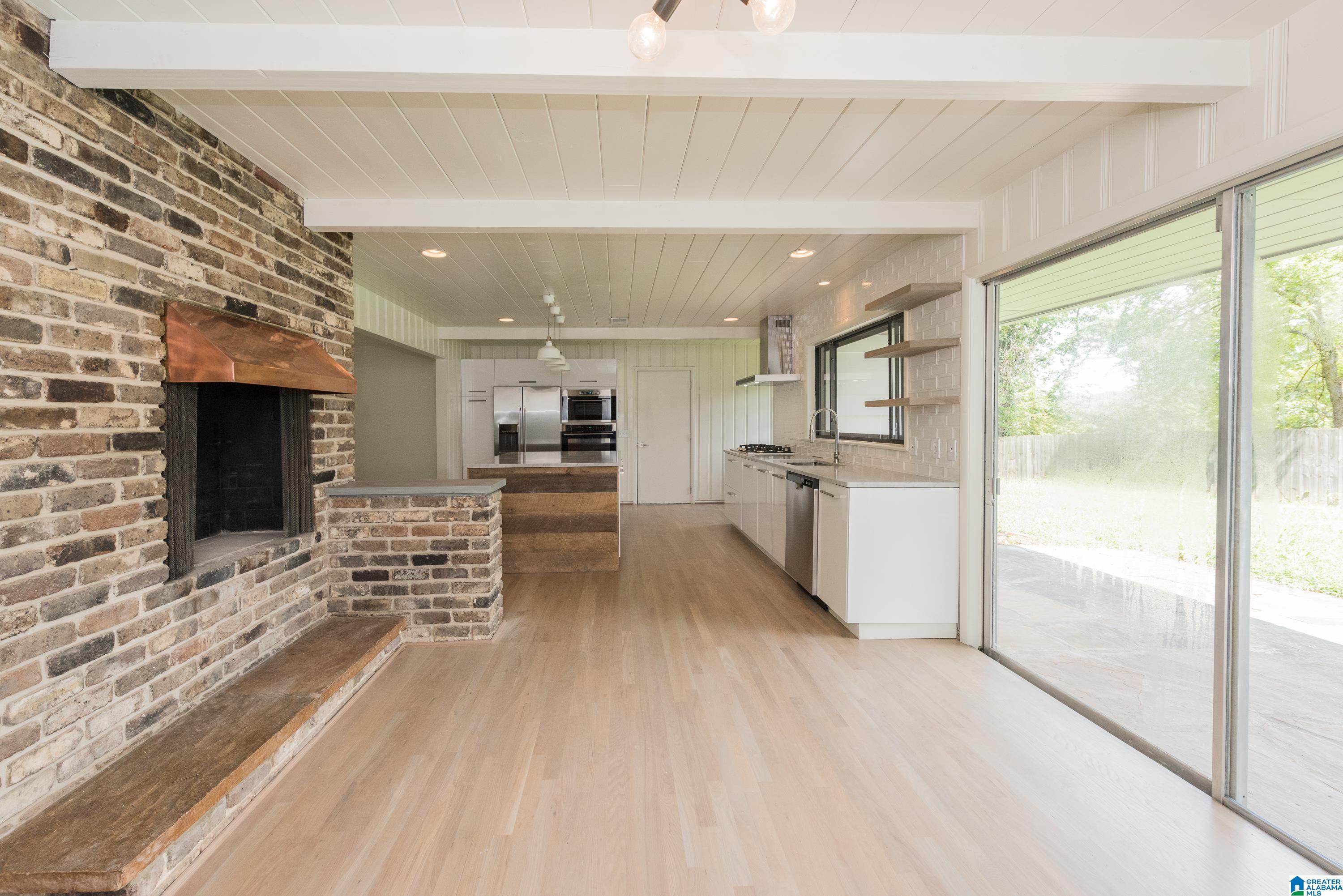 1712 RIDGEWOOD PLACE