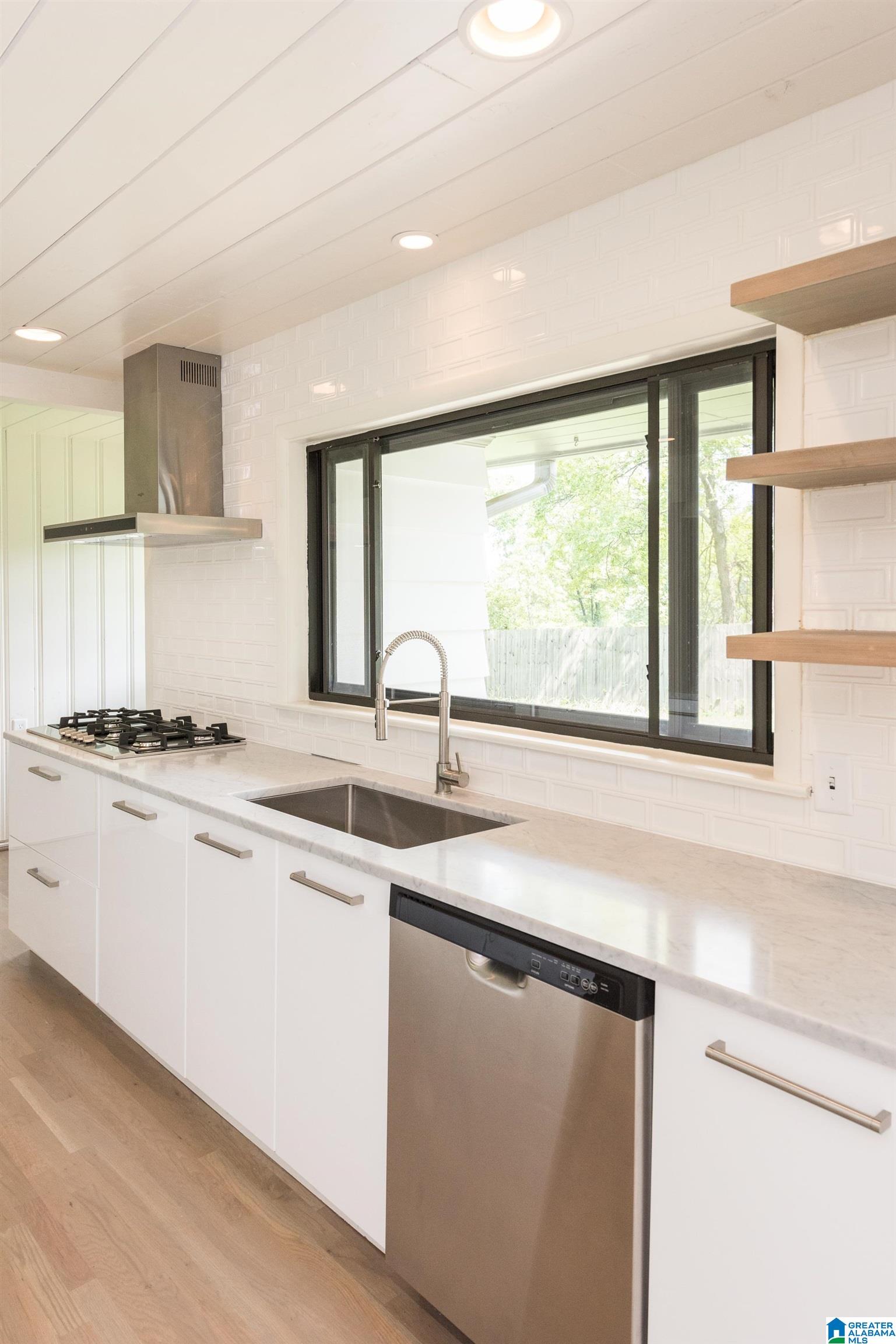 1712 RIDGEWOOD PLACE