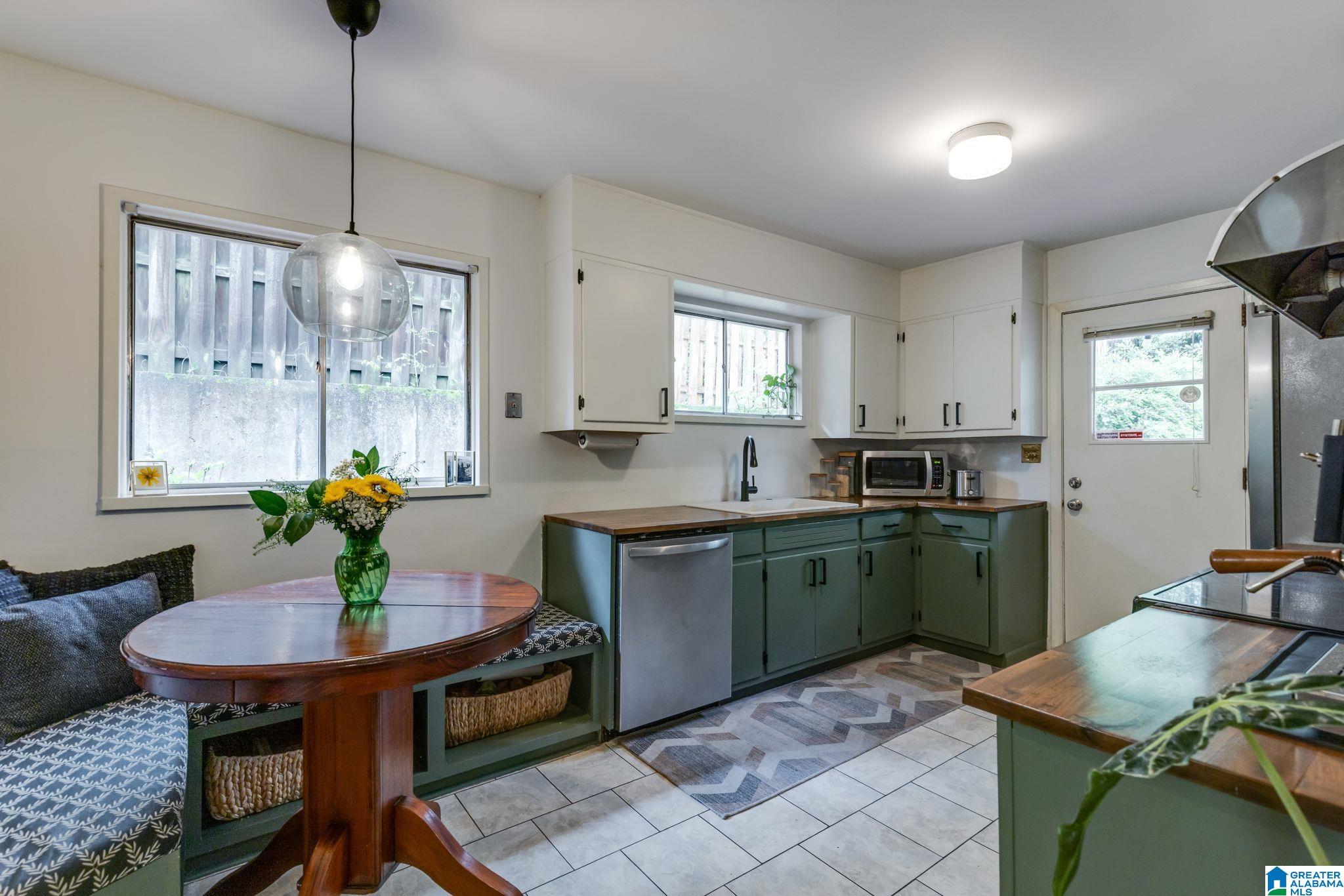 1082 COLUMBIANA ROAD