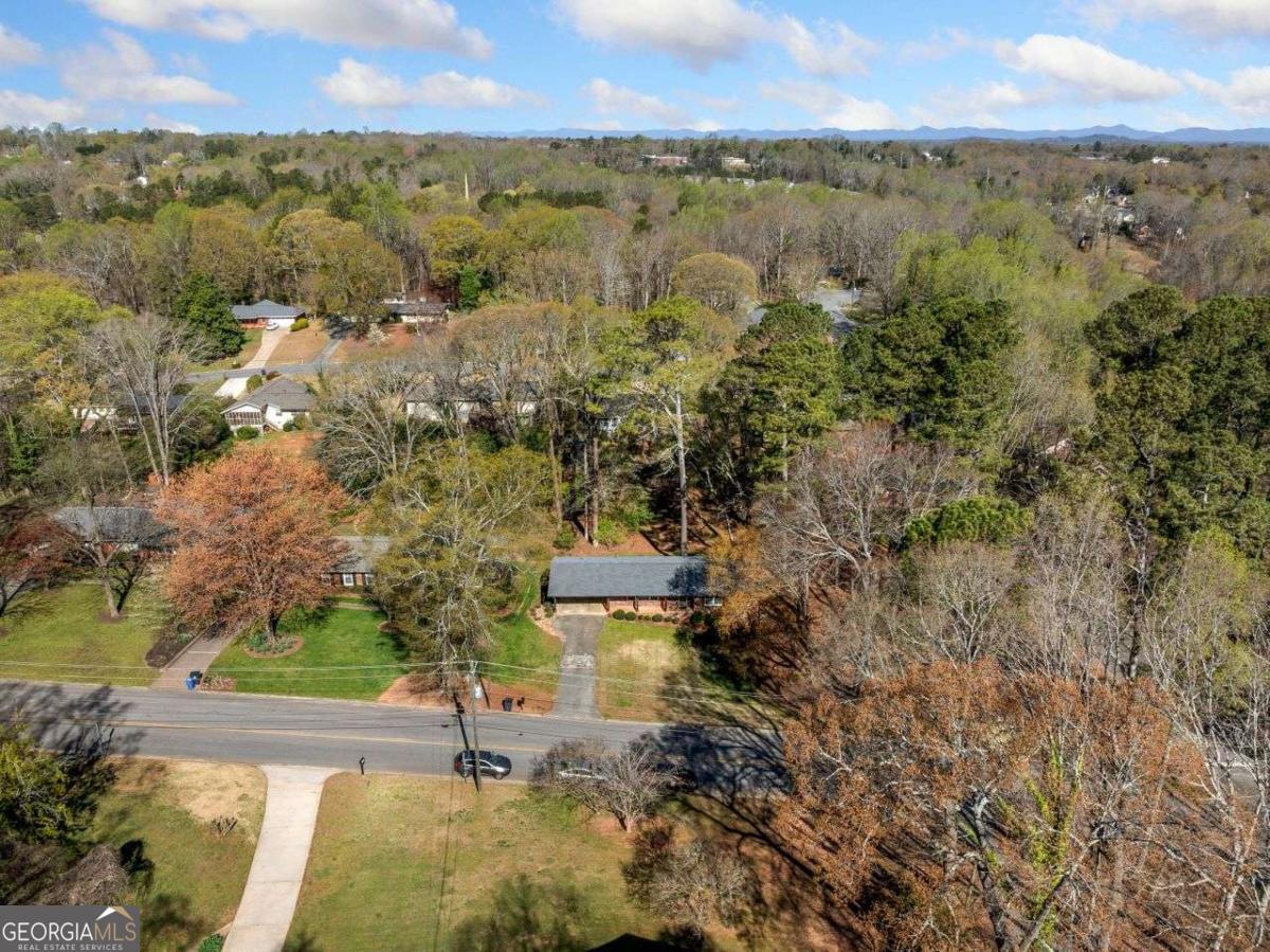 1505 Robinhood Trail