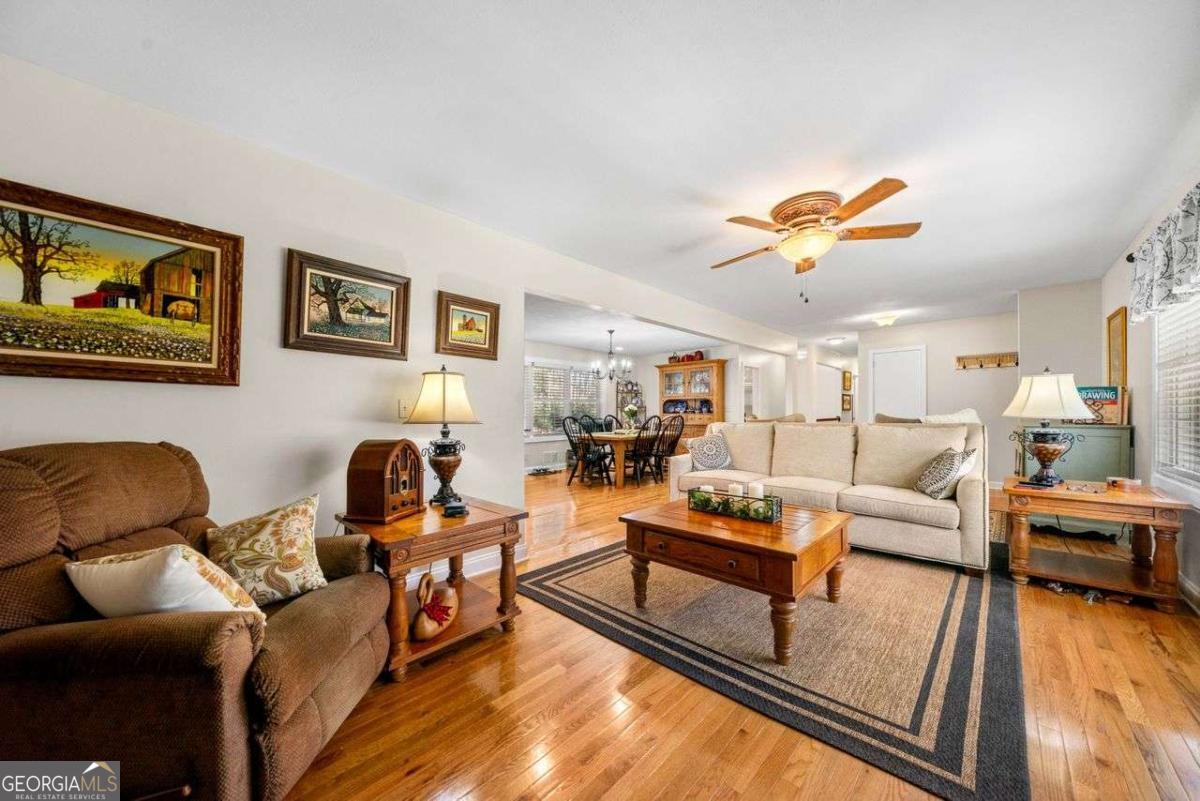 1505 Robinhood Trail