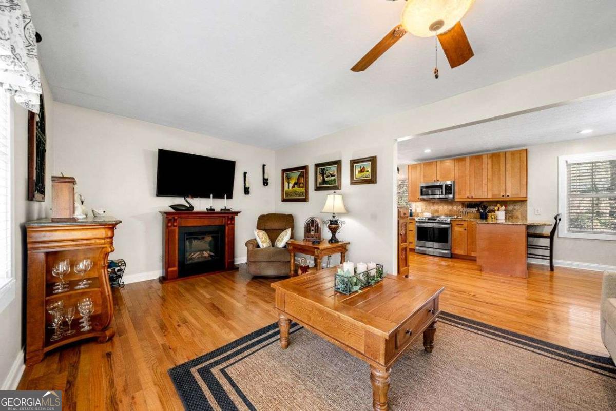 1505 Robinhood Trail