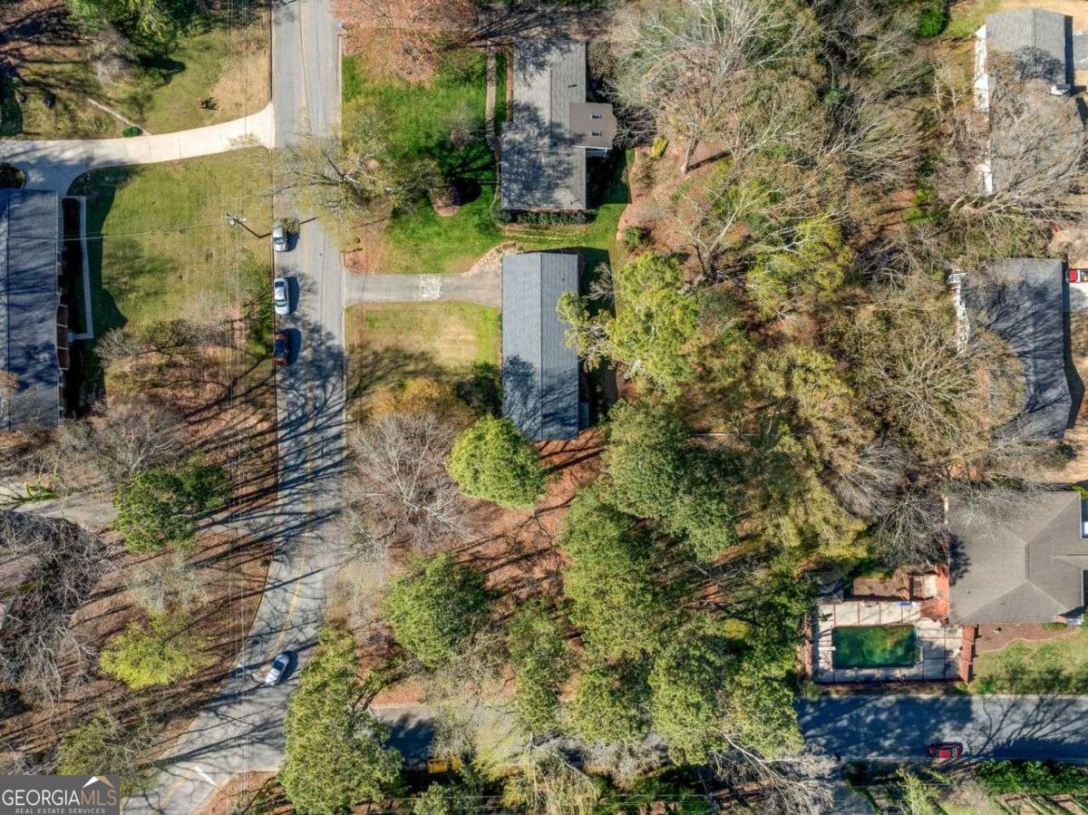 1505 Robinhood Trail