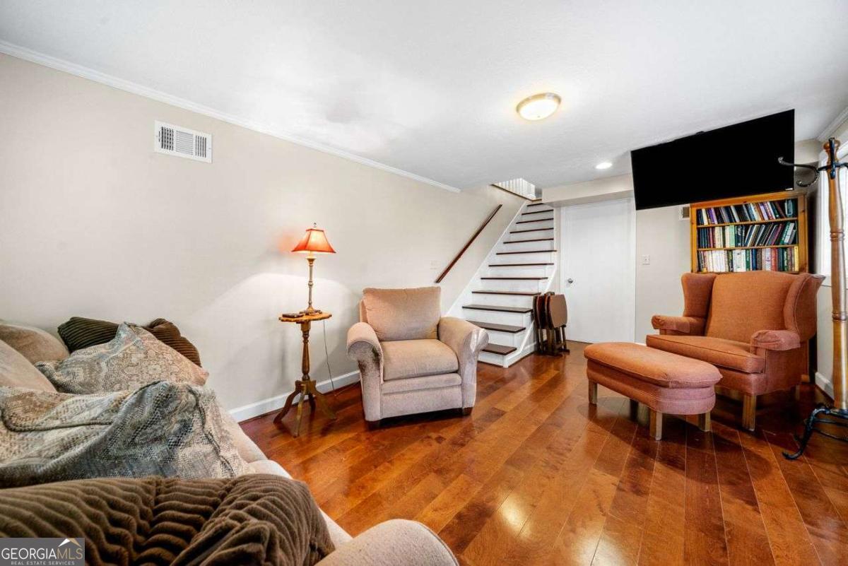 1505 Robinhood Trail