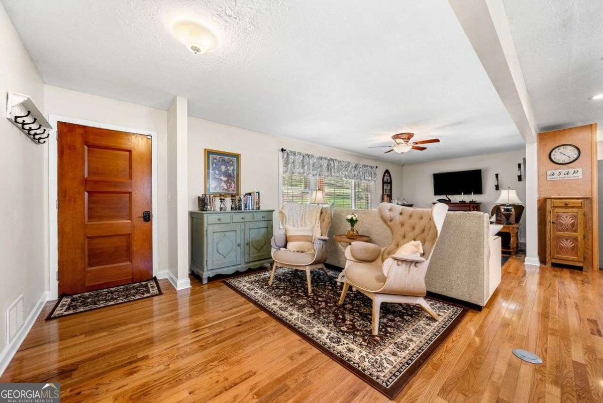 1505 Robinhood Trail