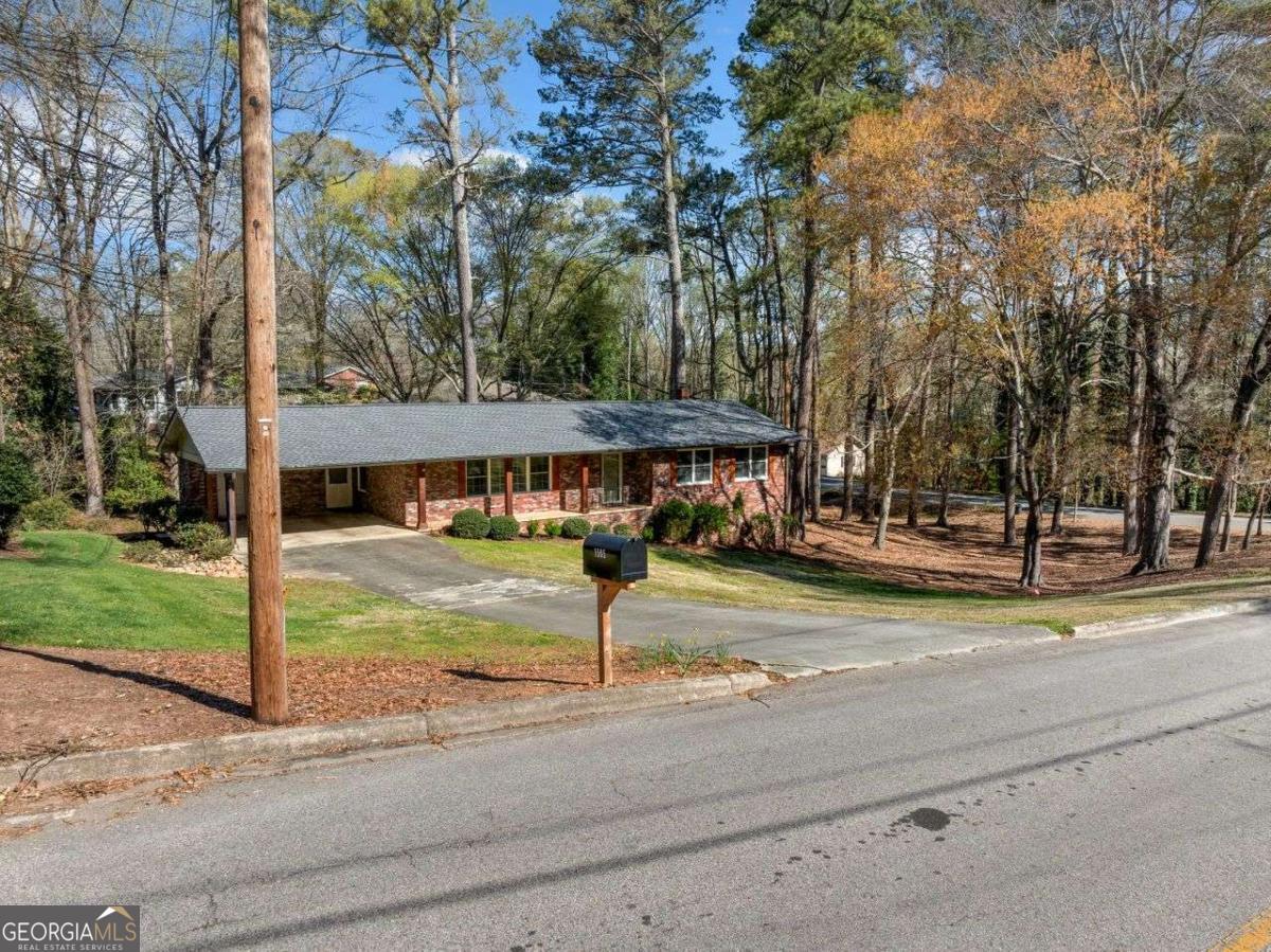 1505 Robinhood Trail