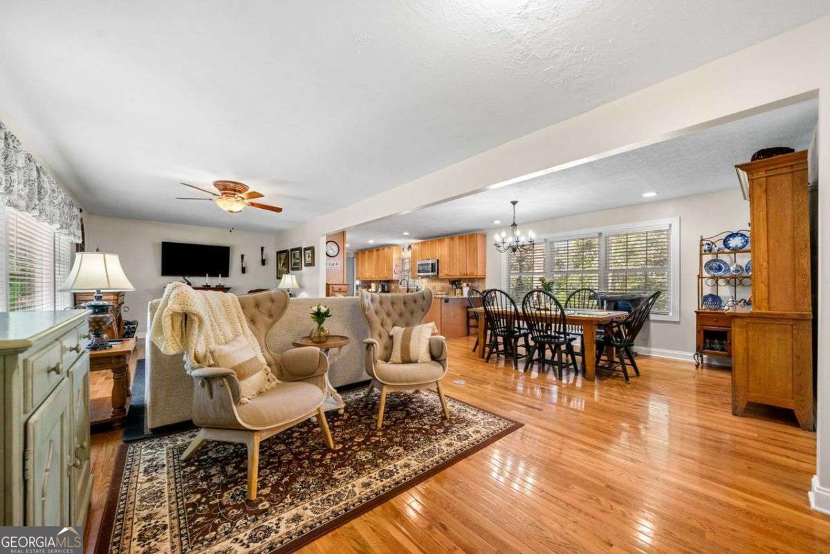 1505 Robinhood Trail
