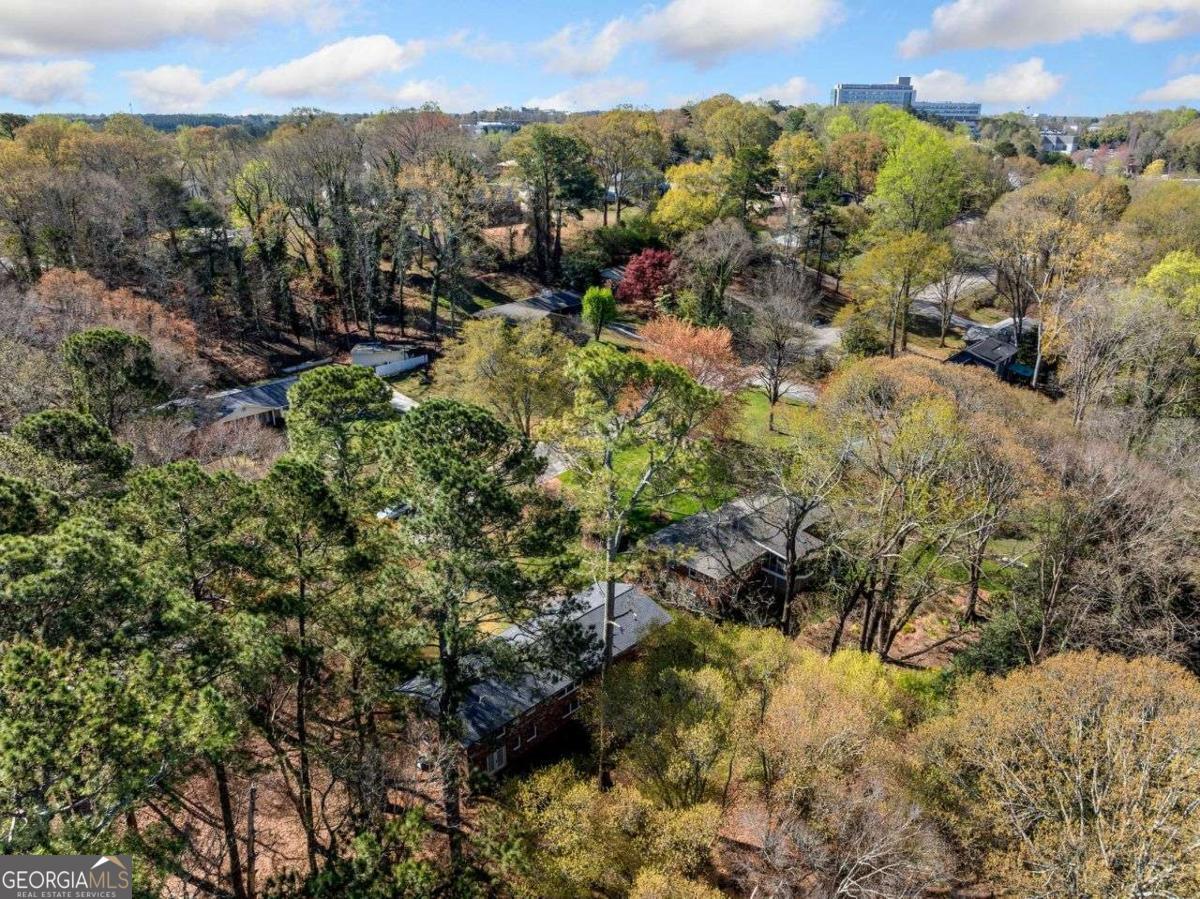1505 Robinhood Trail