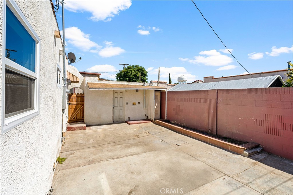 2502 Poplar