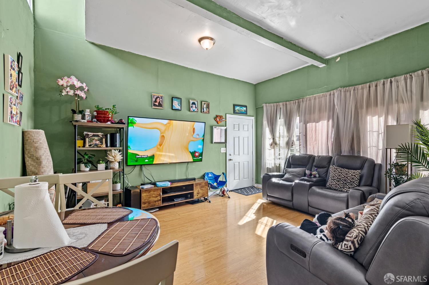 1048-1050 Oak Street