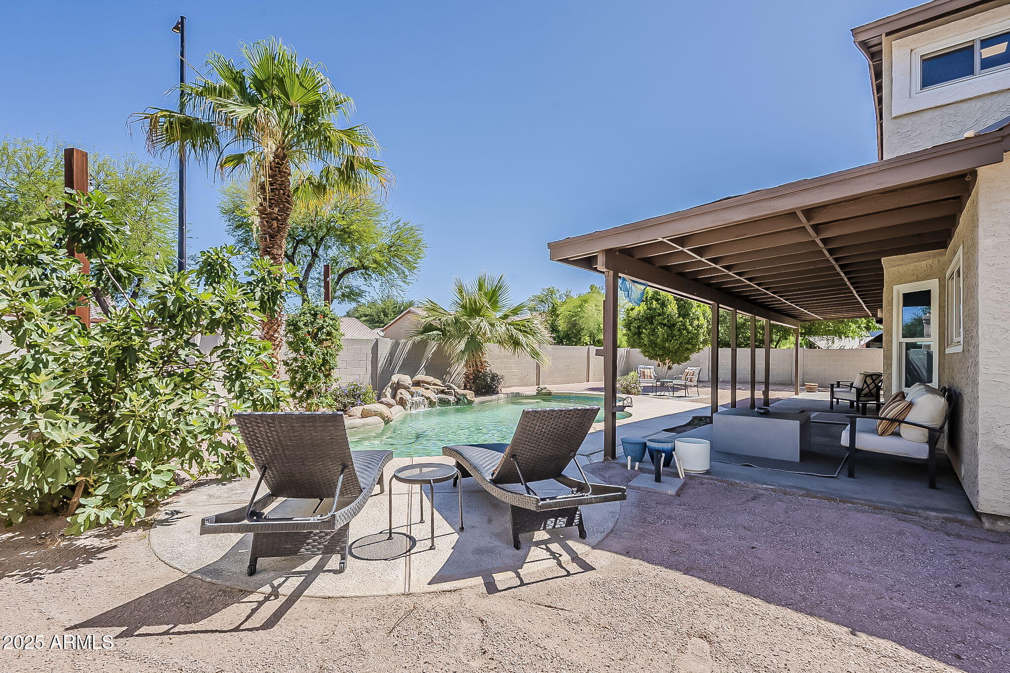 656 W DEVON Court