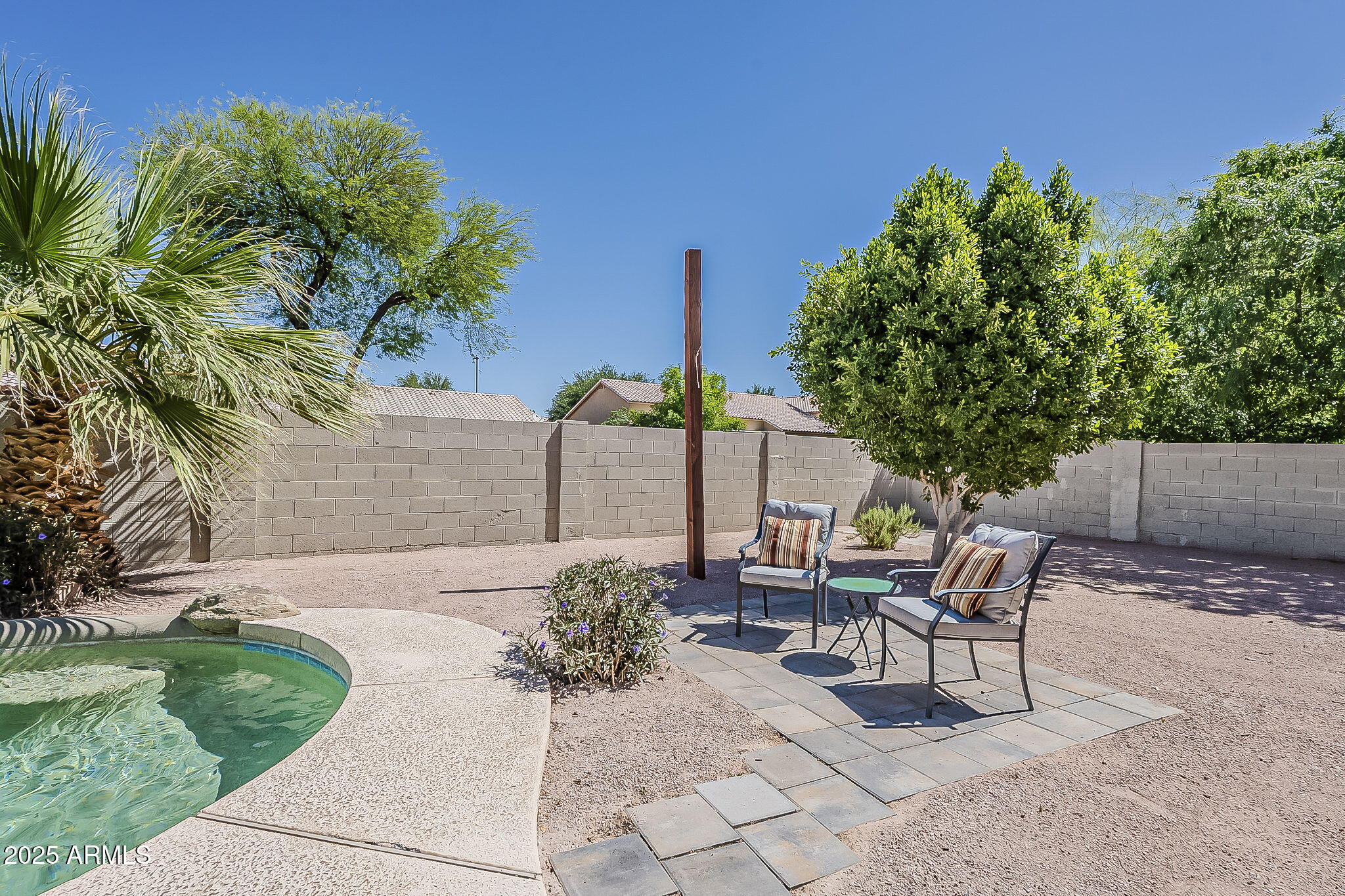 656 W DEVON Court