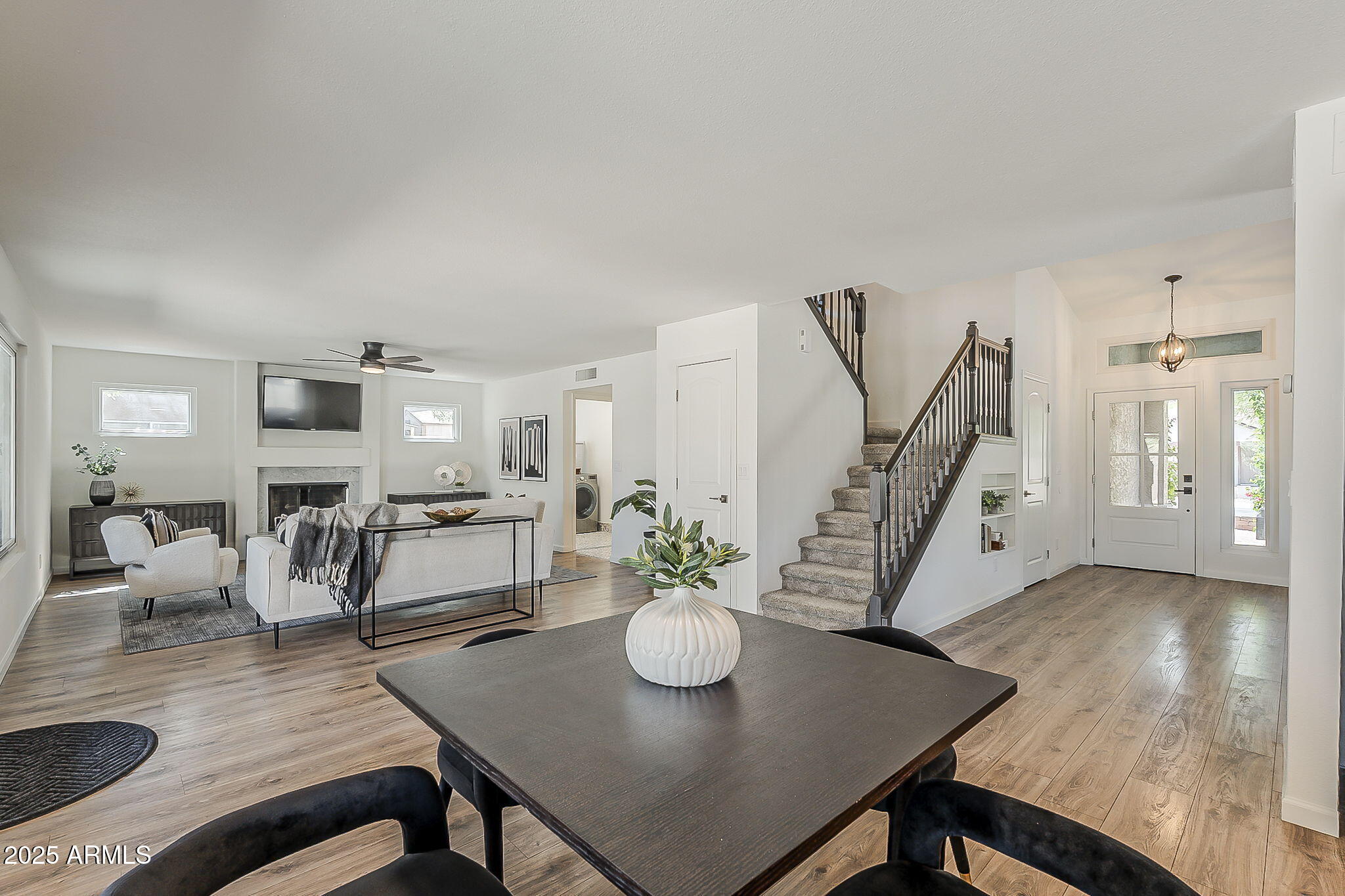 656 W DEVON Court