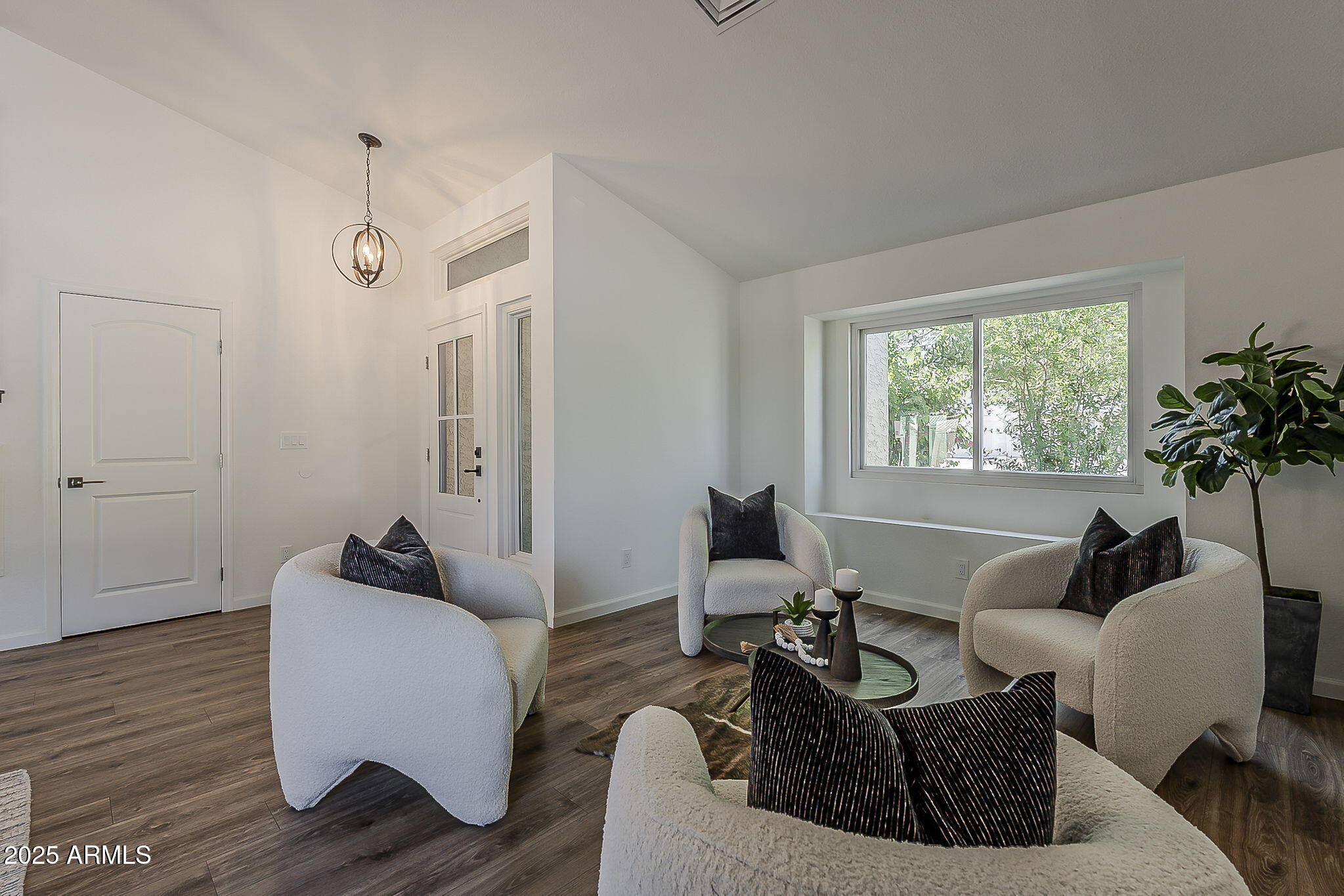 656 W DEVON Court