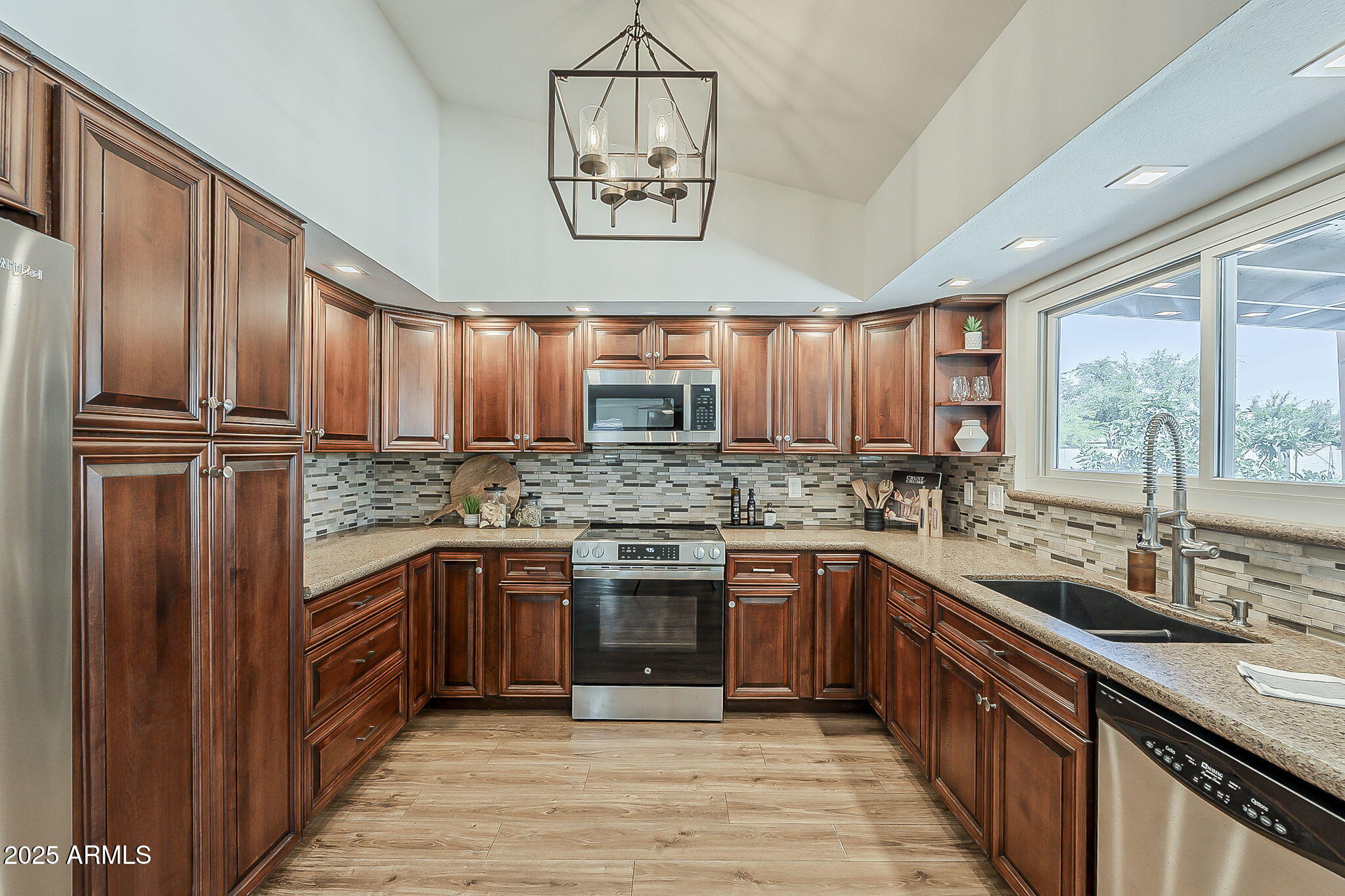 656 W DEVON Court