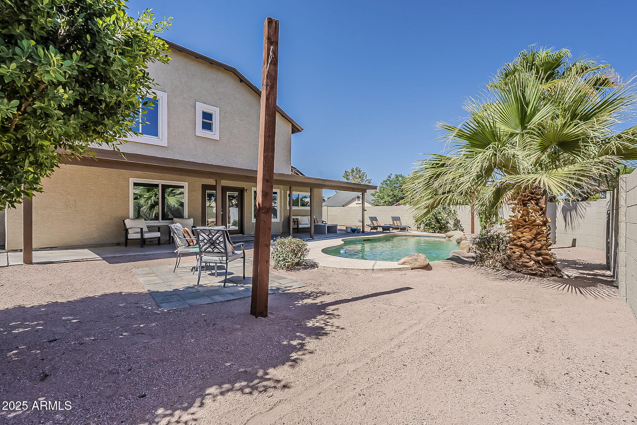 656 W DEVON Court