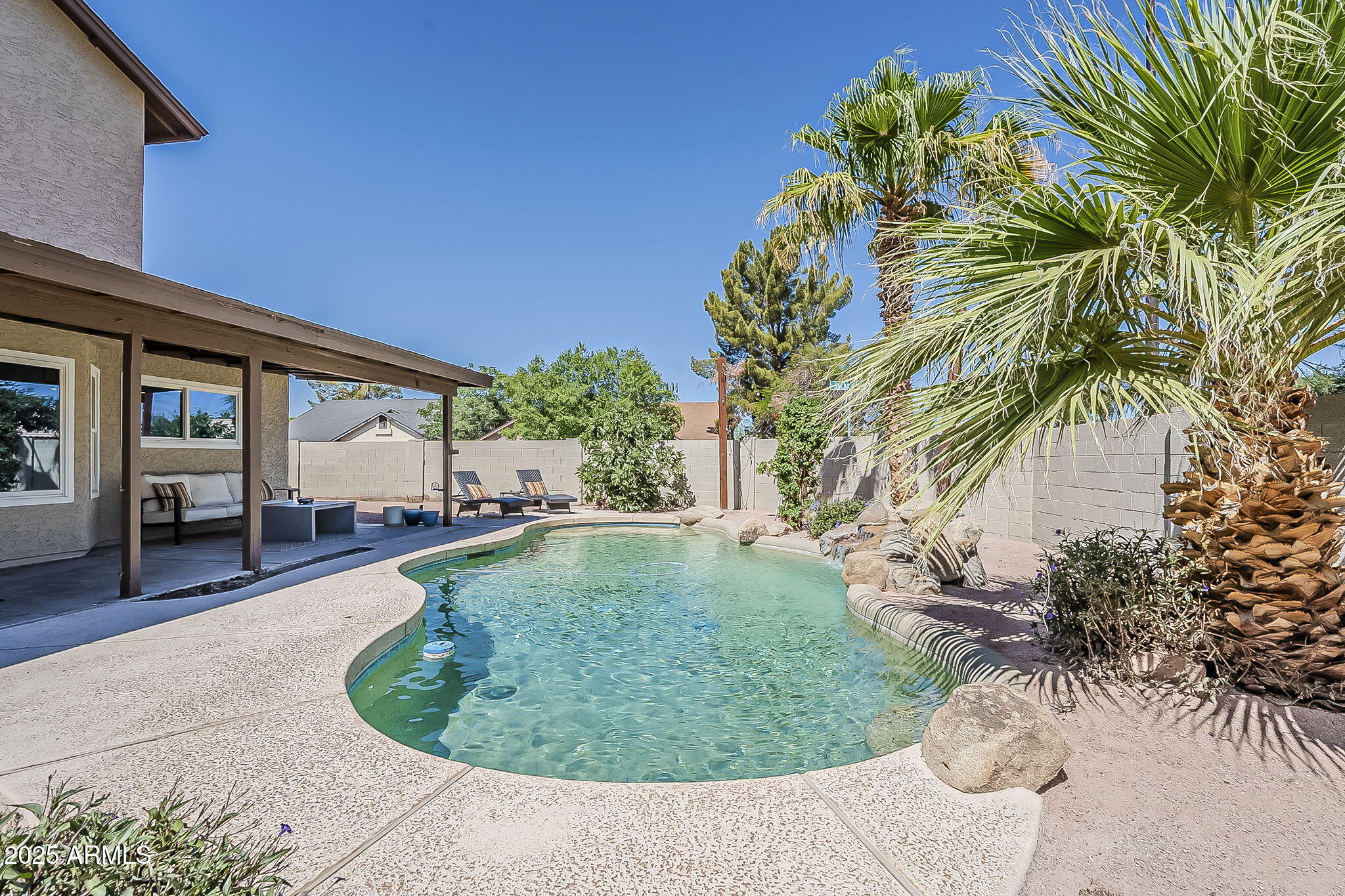 656 W DEVON Court