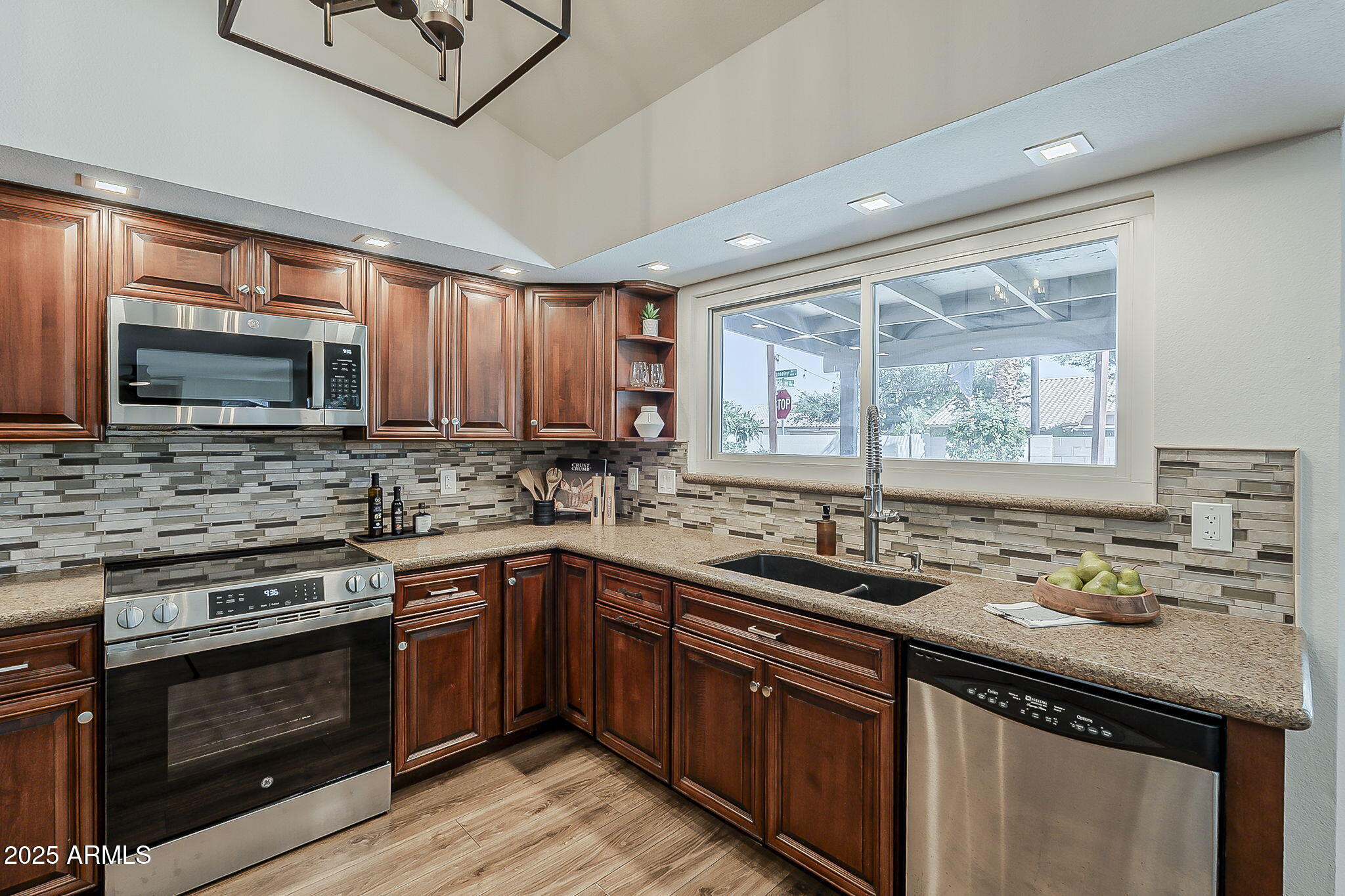 656 W DEVON Court