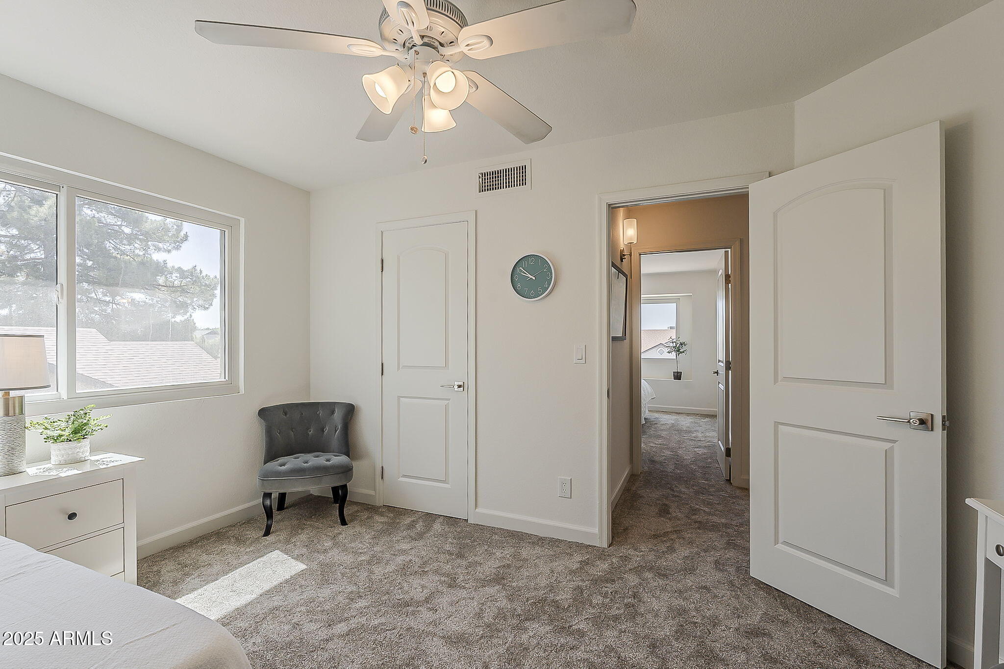 656 W DEVON Court