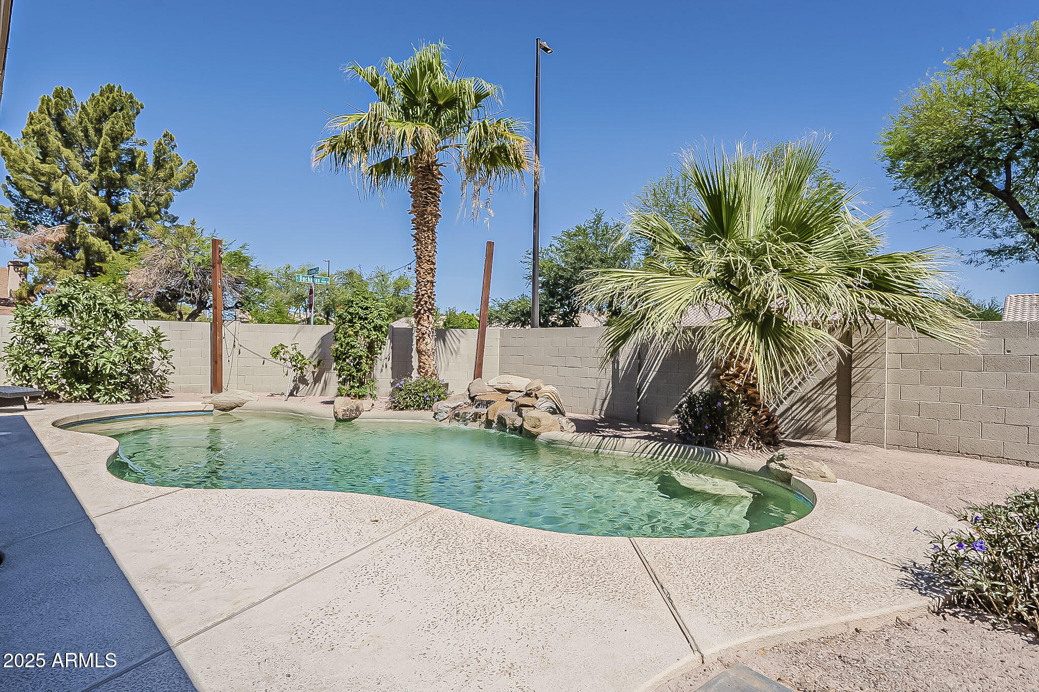 656 W DEVON Court