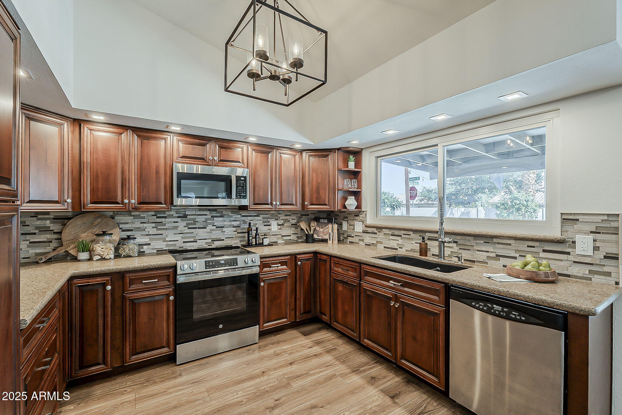 656 W DEVON Court