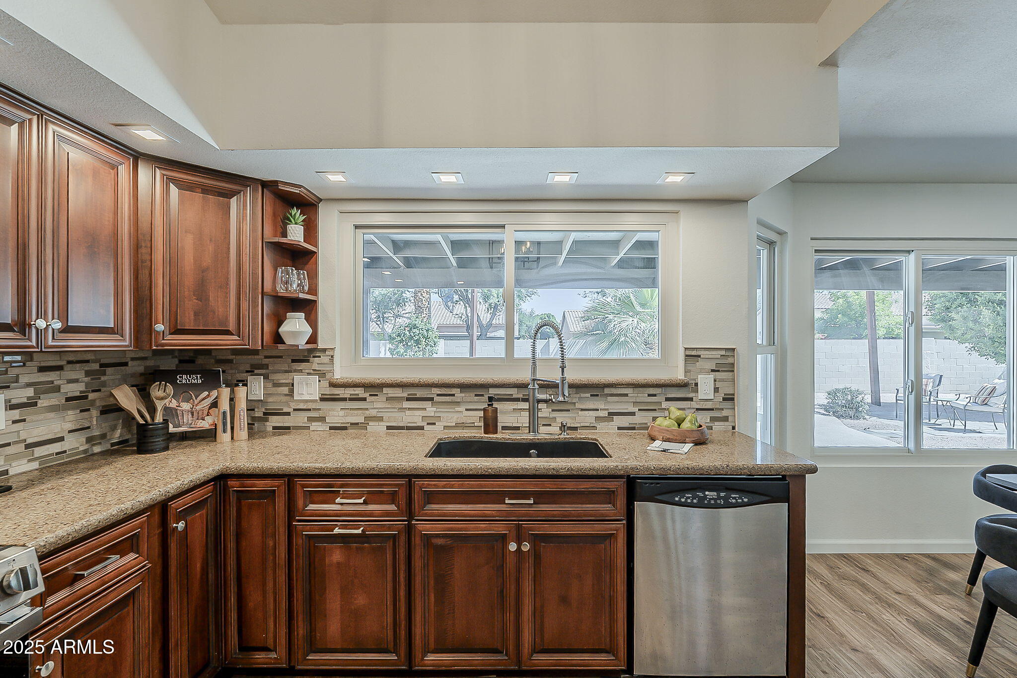 656 W DEVON Court