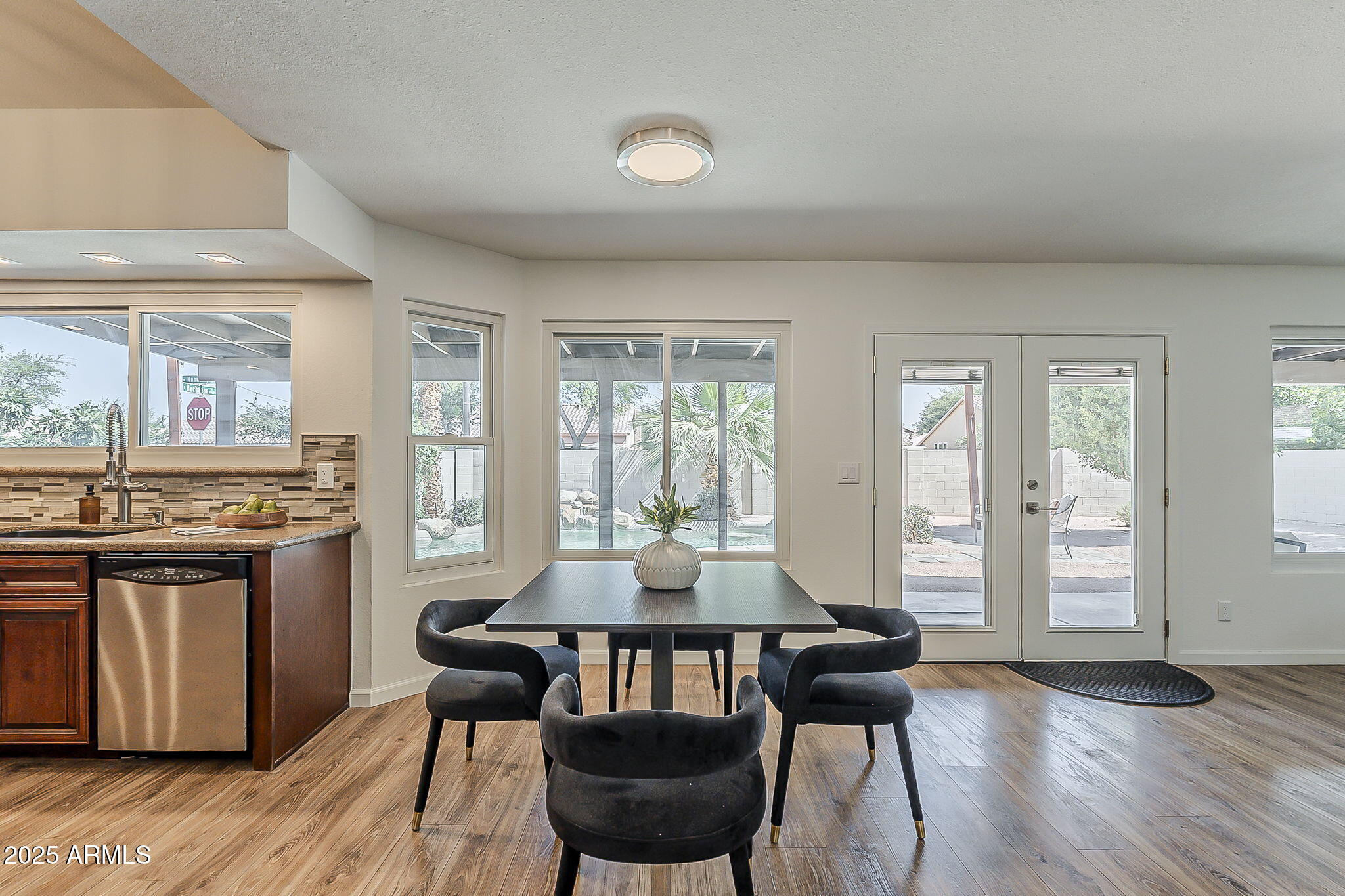 656 W DEVON Court