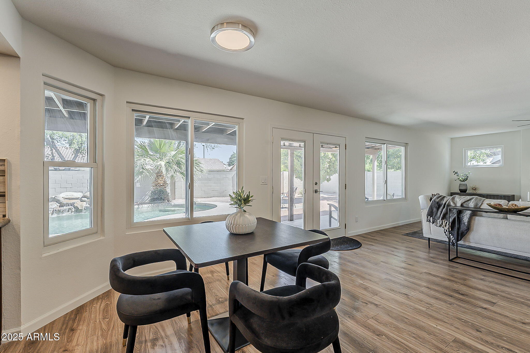 656 W DEVON Court