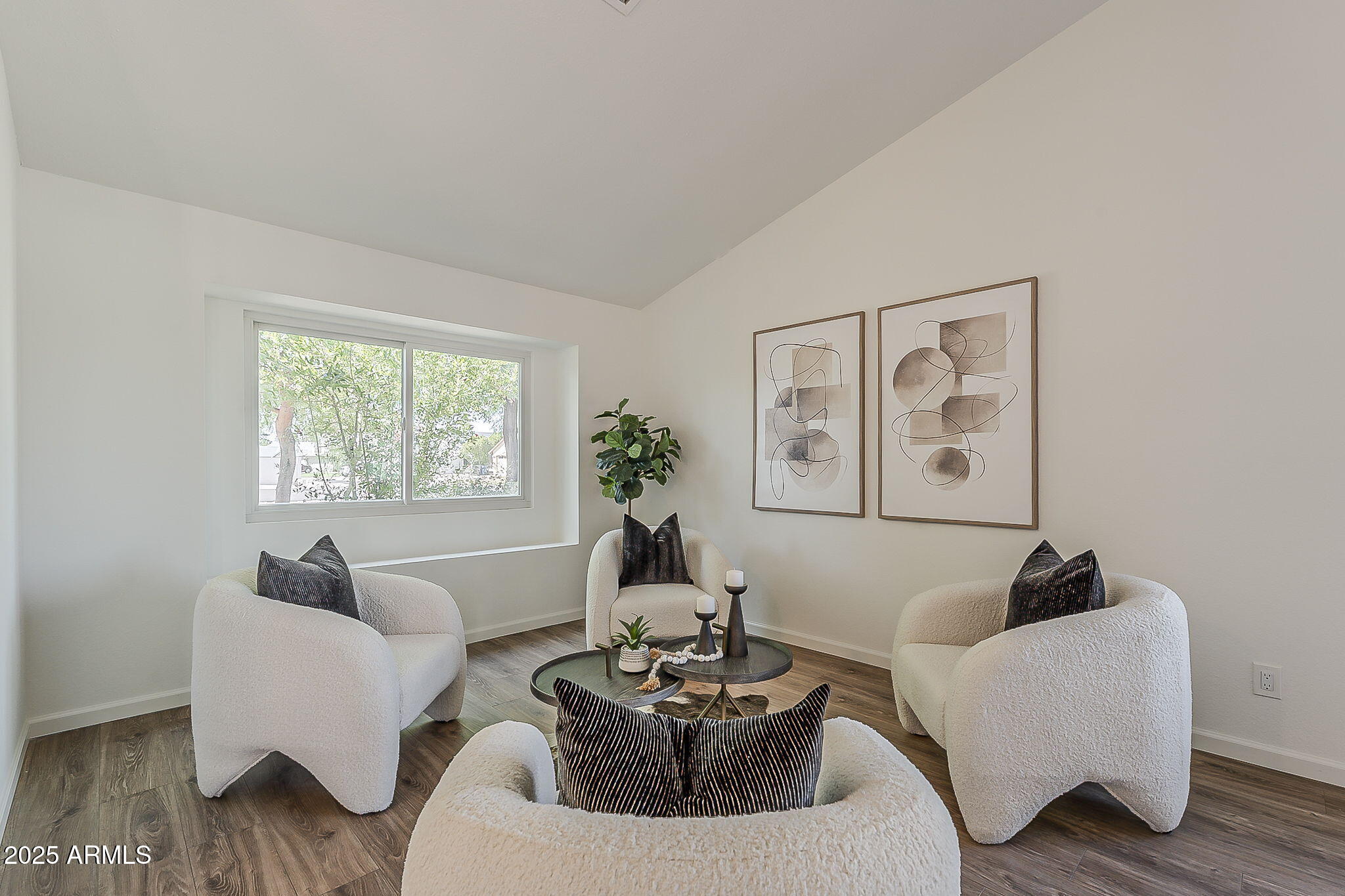 656 W DEVON Court