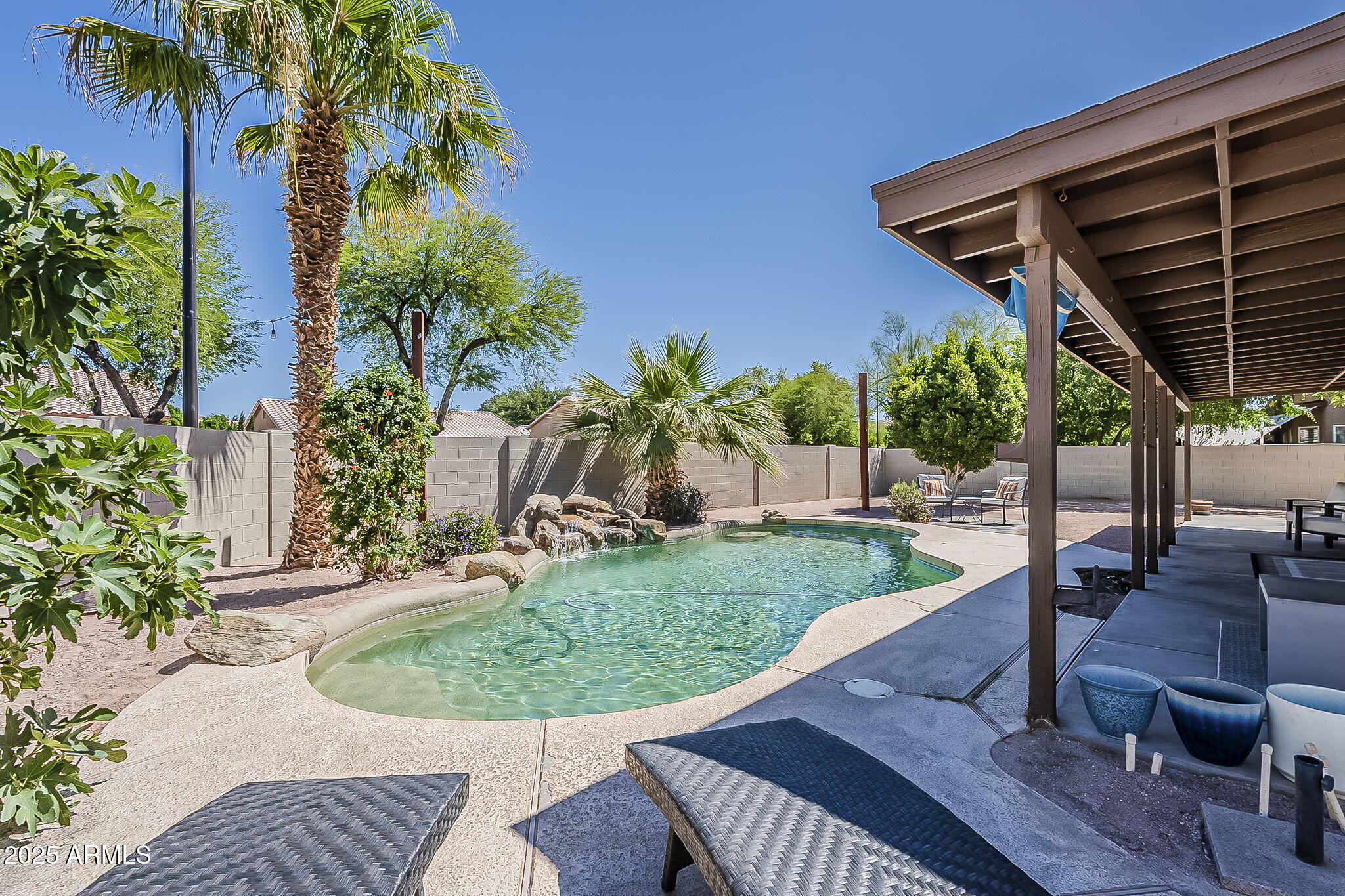 656 W DEVON Court