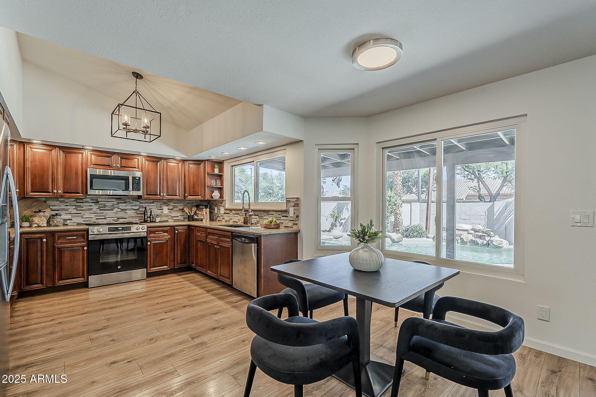 656 W DEVON Court
