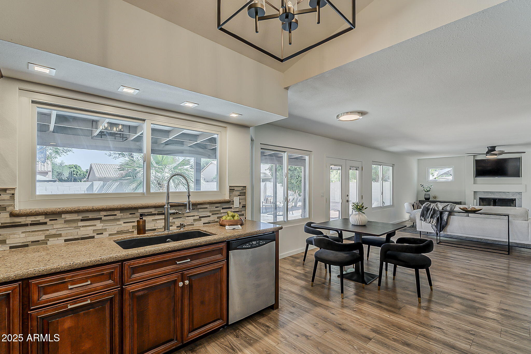656 W DEVON Court