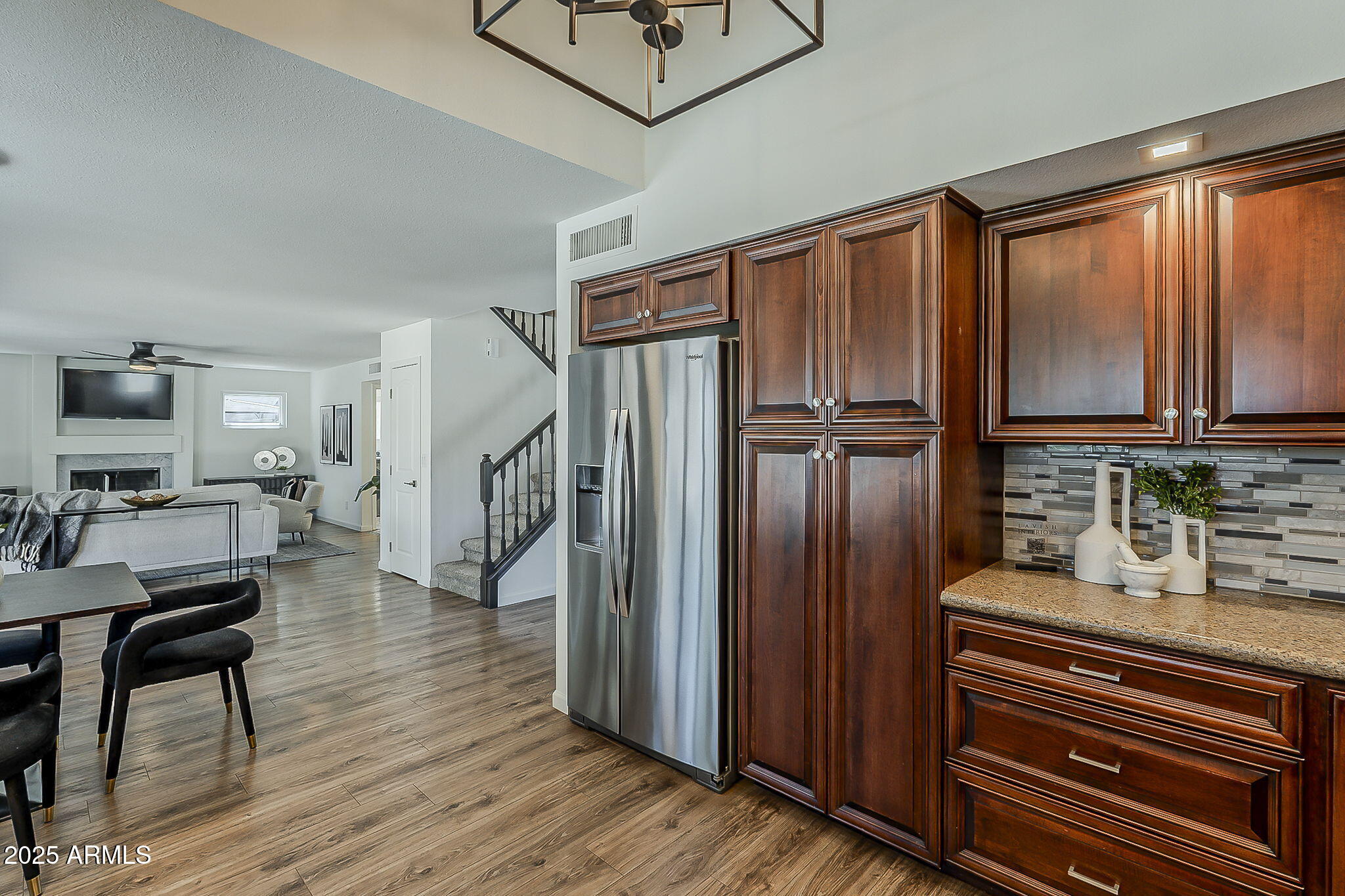 656 W DEVON Court