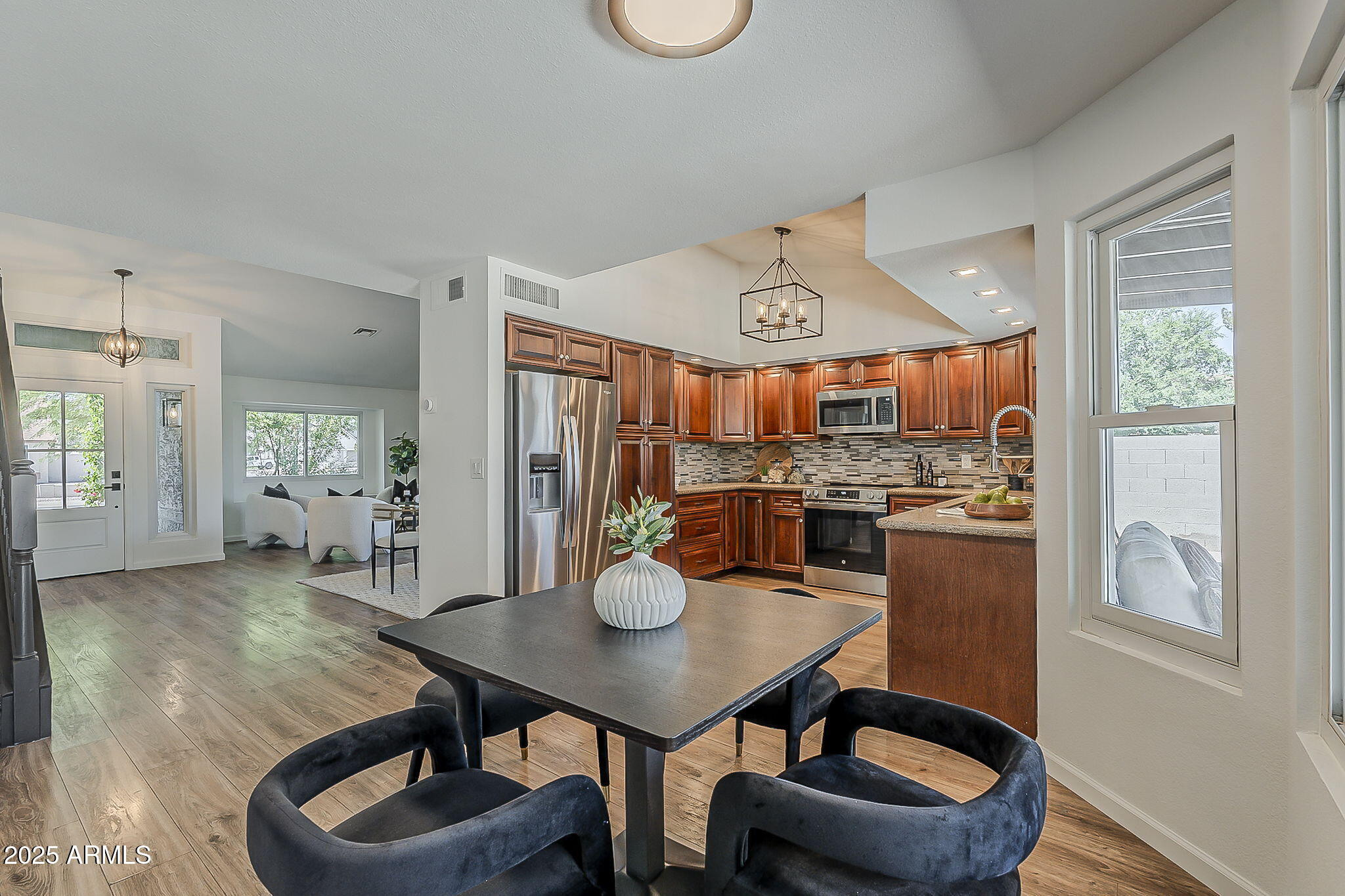 656 W DEVON Court