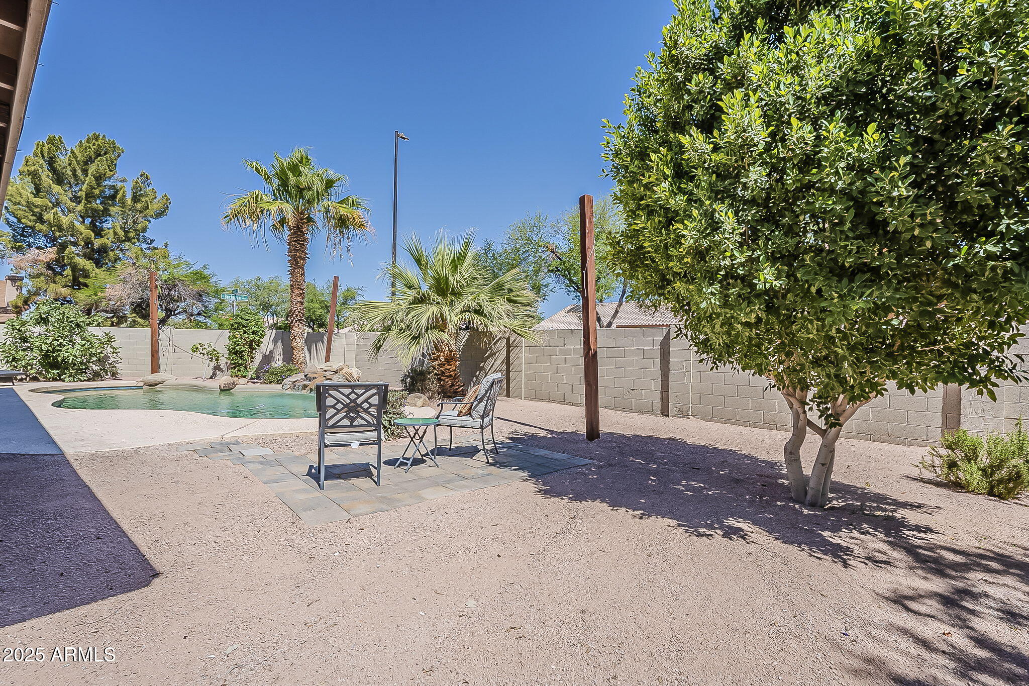 656 W DEVON Court