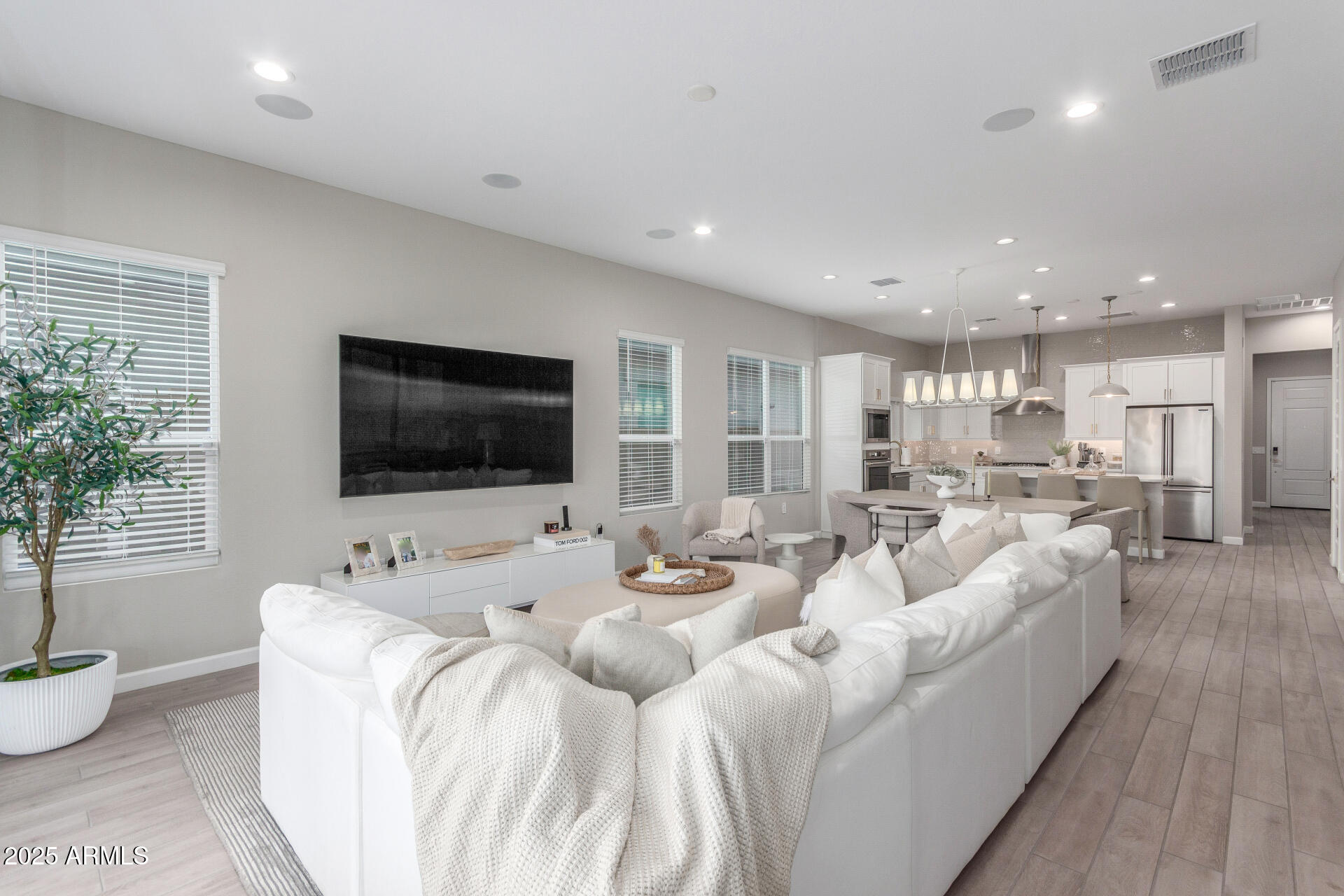 6023 E SINCLAIR Street