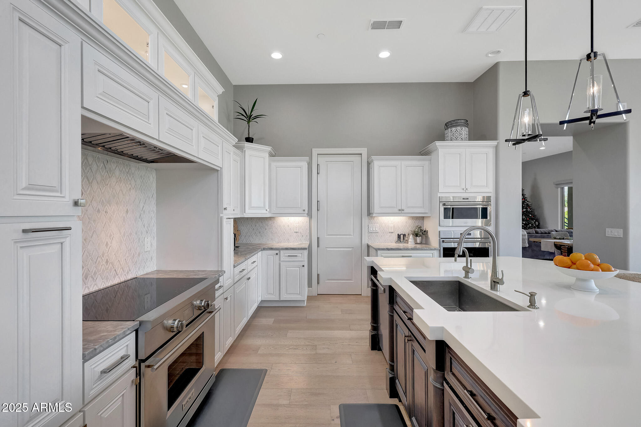 8512 E EAGLE CLAW Drive