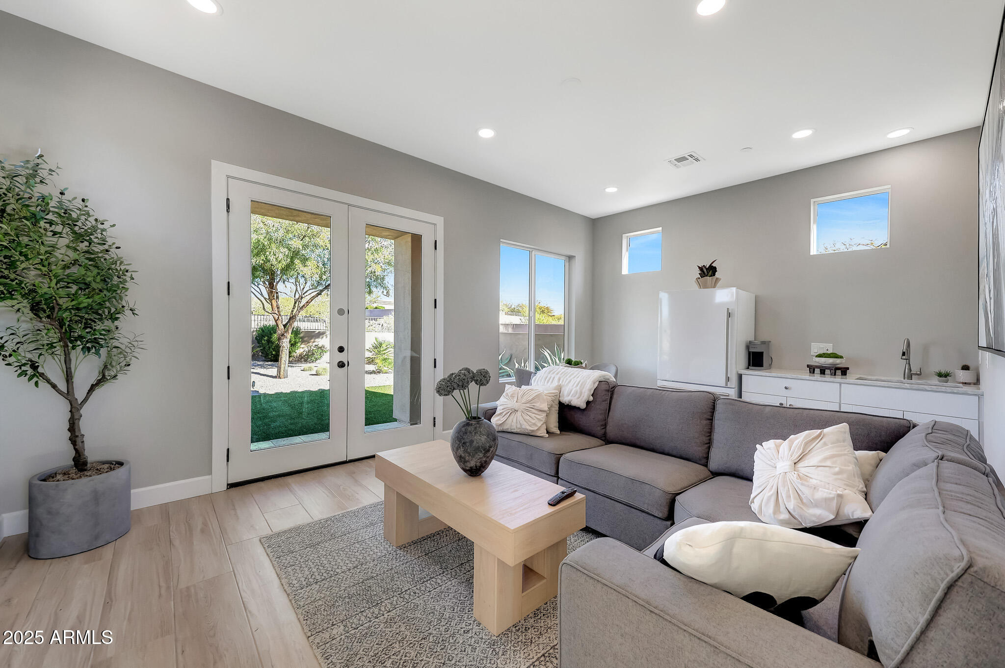 8512 E EAGLE CLAW Drive