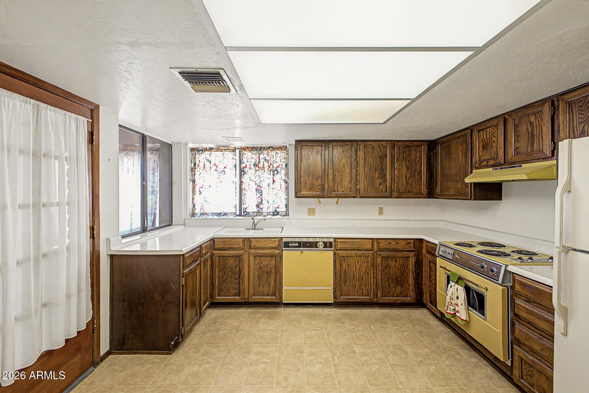 2557 E ENCANTO Street