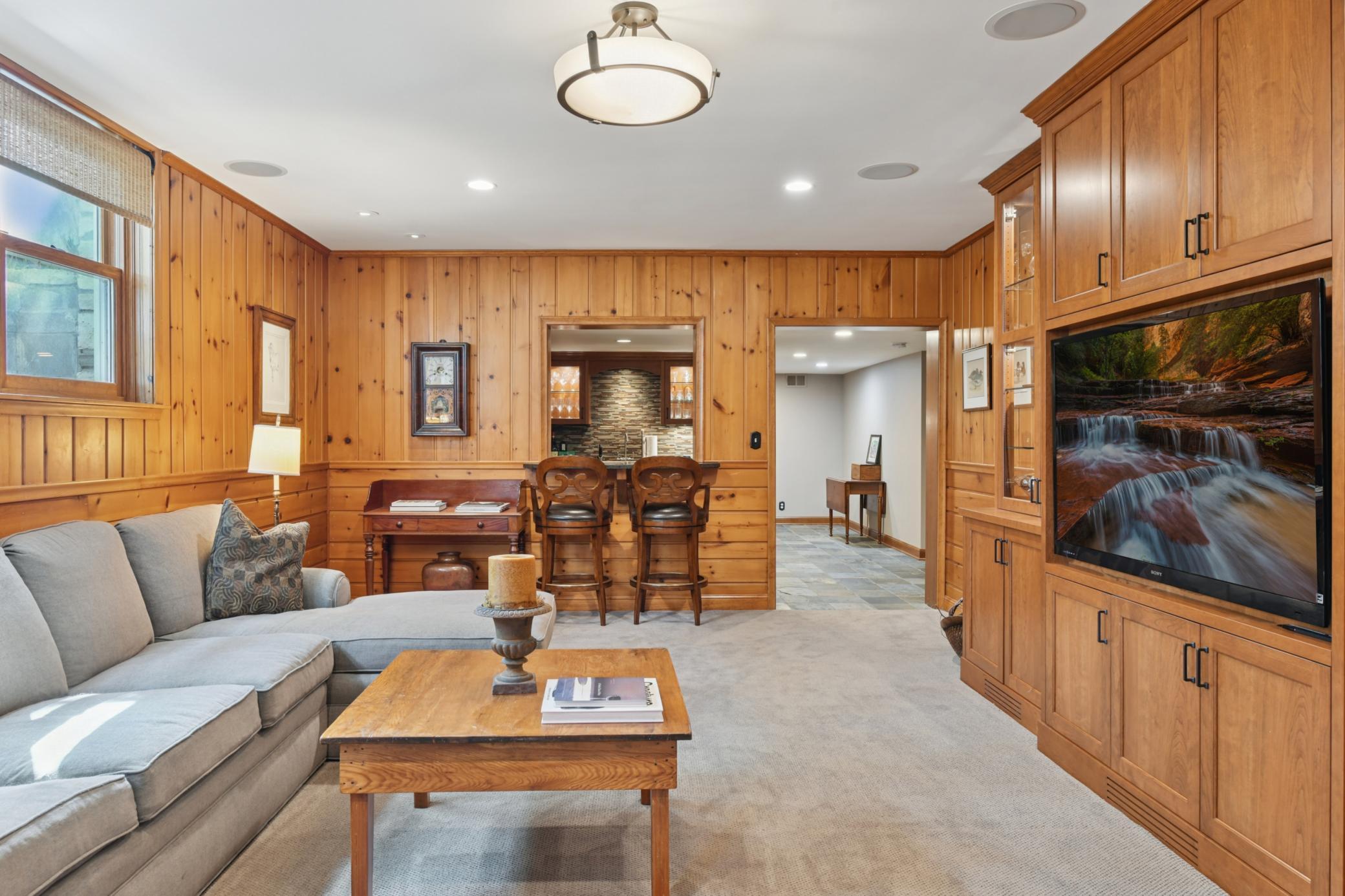 5517 Knoll Drive