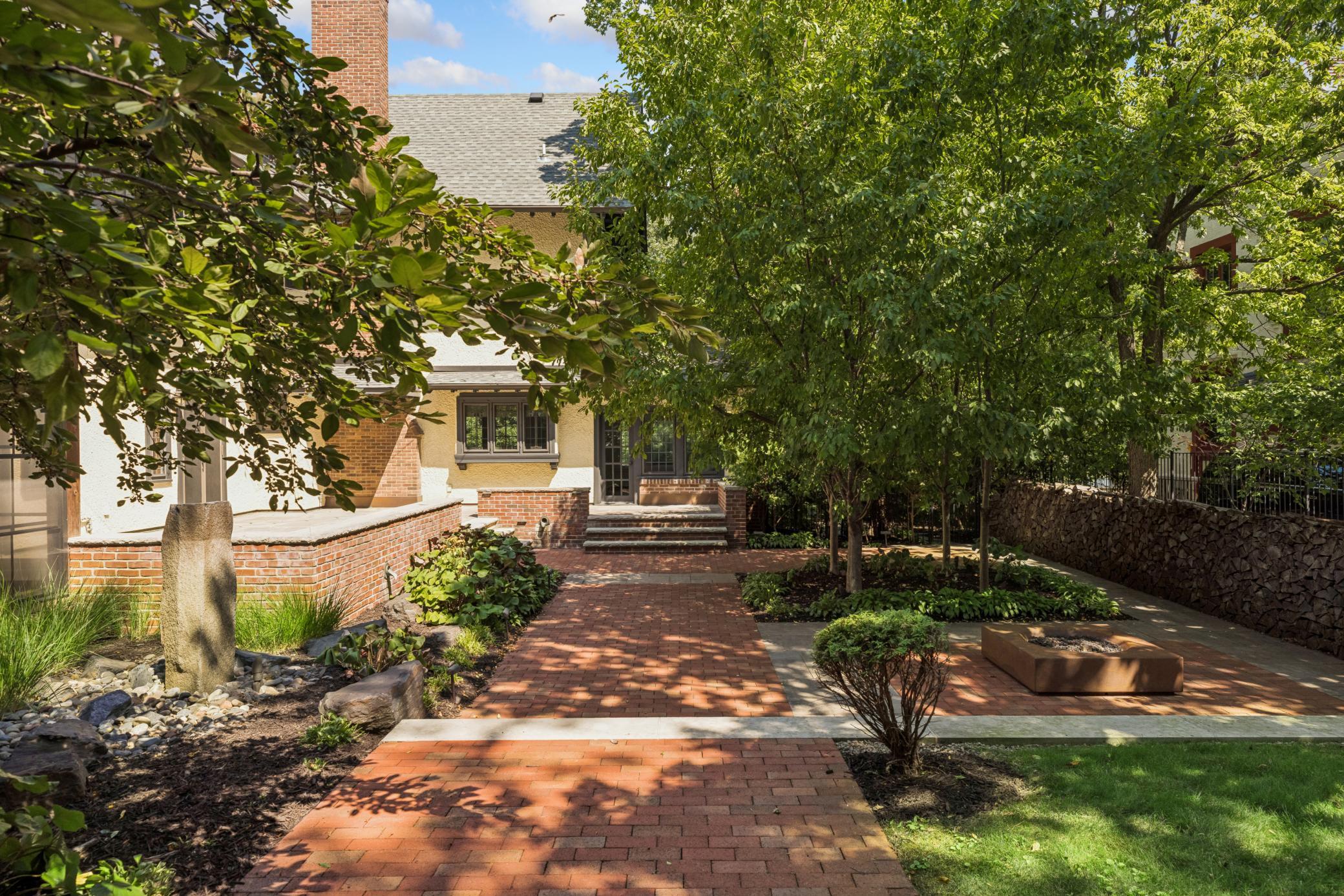 2204 W Lake Of The Isles Parkway