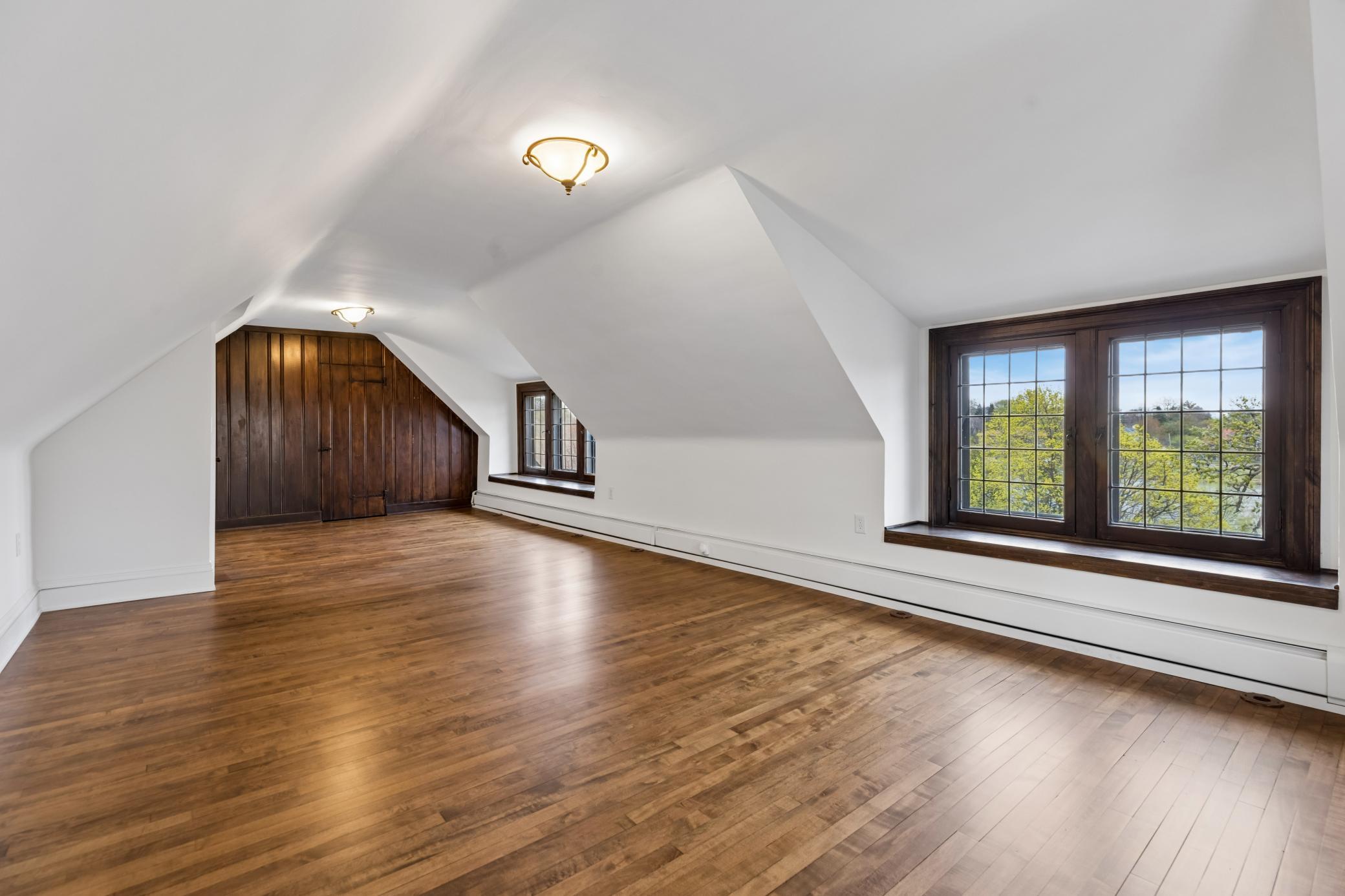 2204 W Lake Of The Isles Parkway