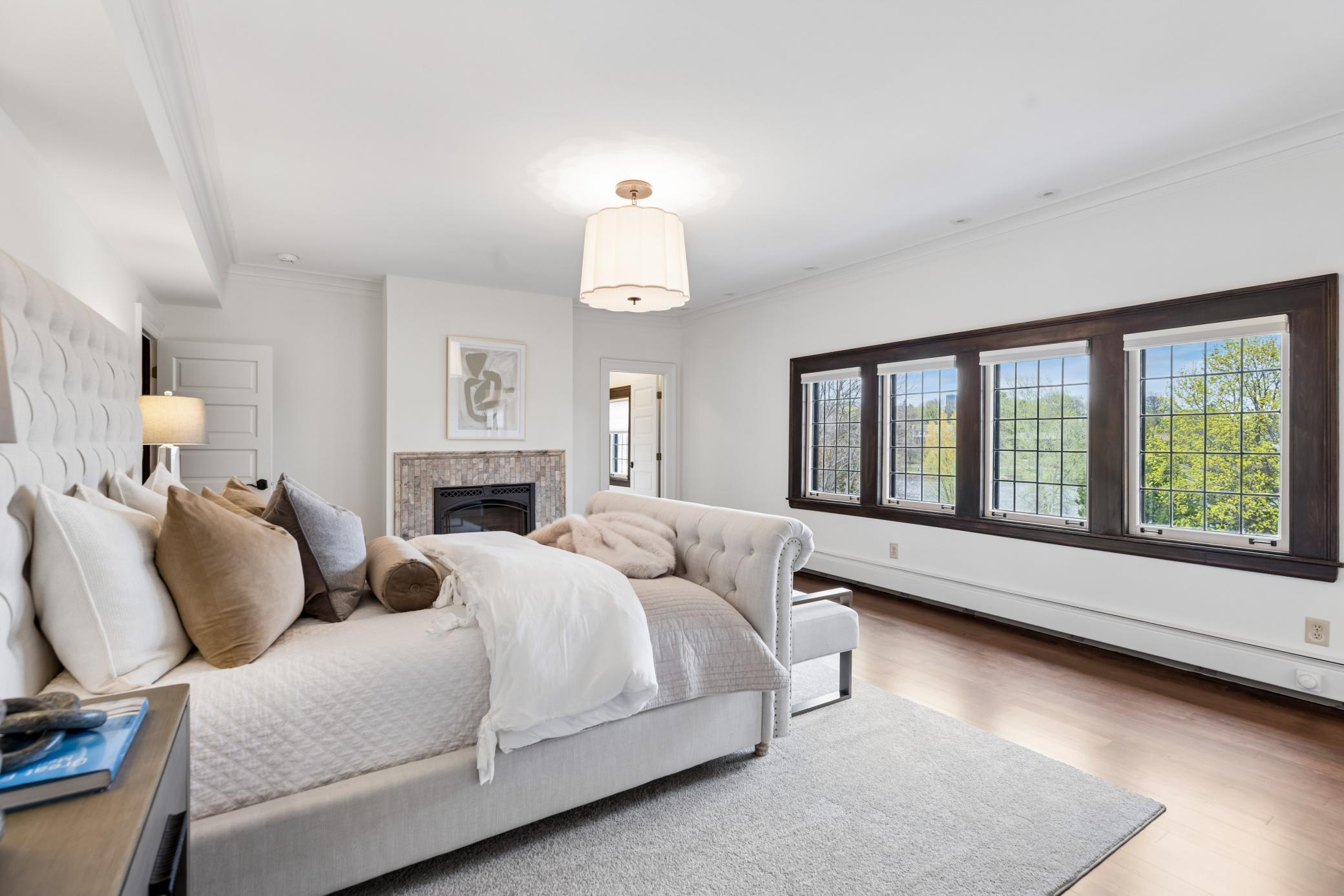 2204 W Lake Of The Isles Parkway