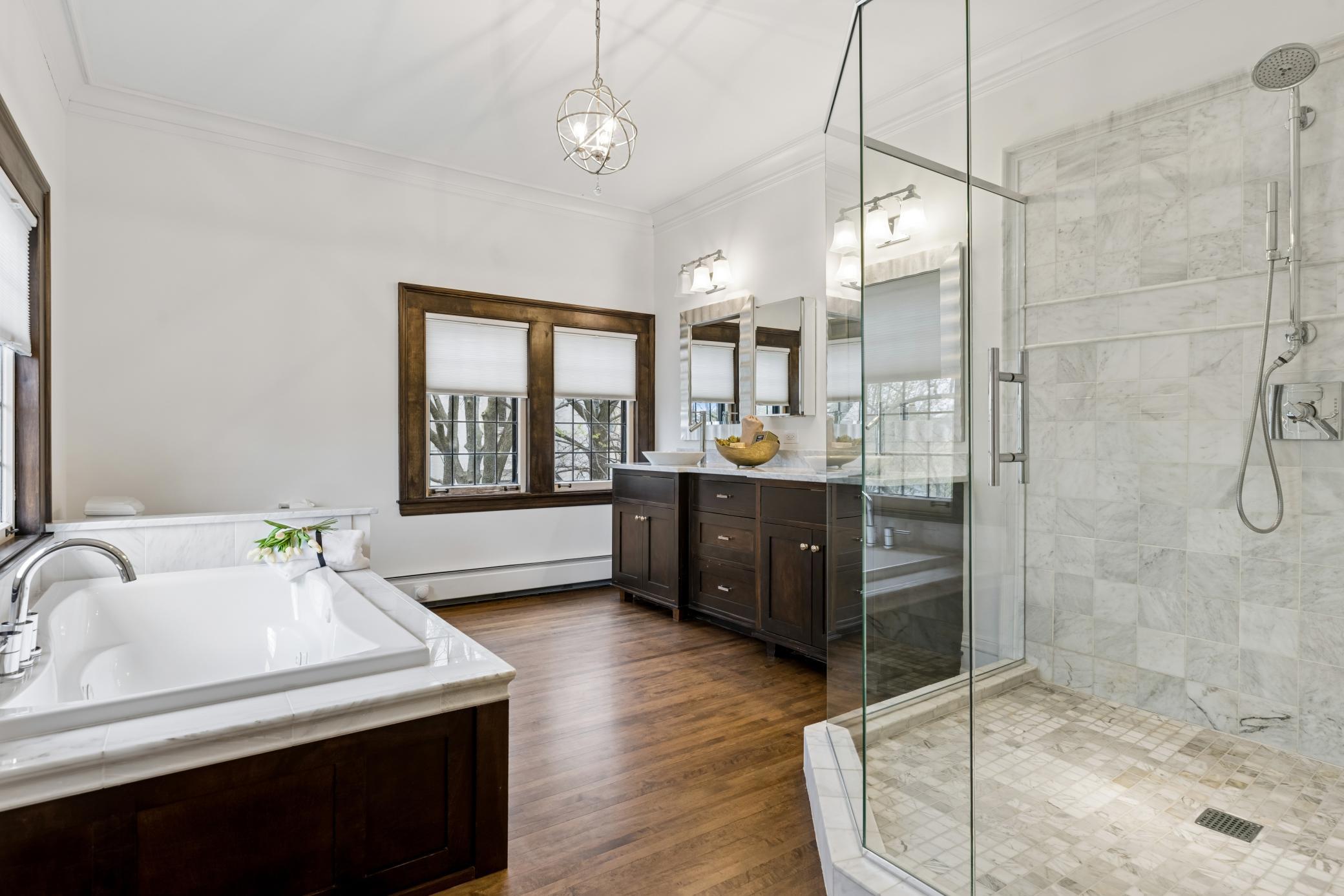 2204 W Lake Of The Isles Parkway