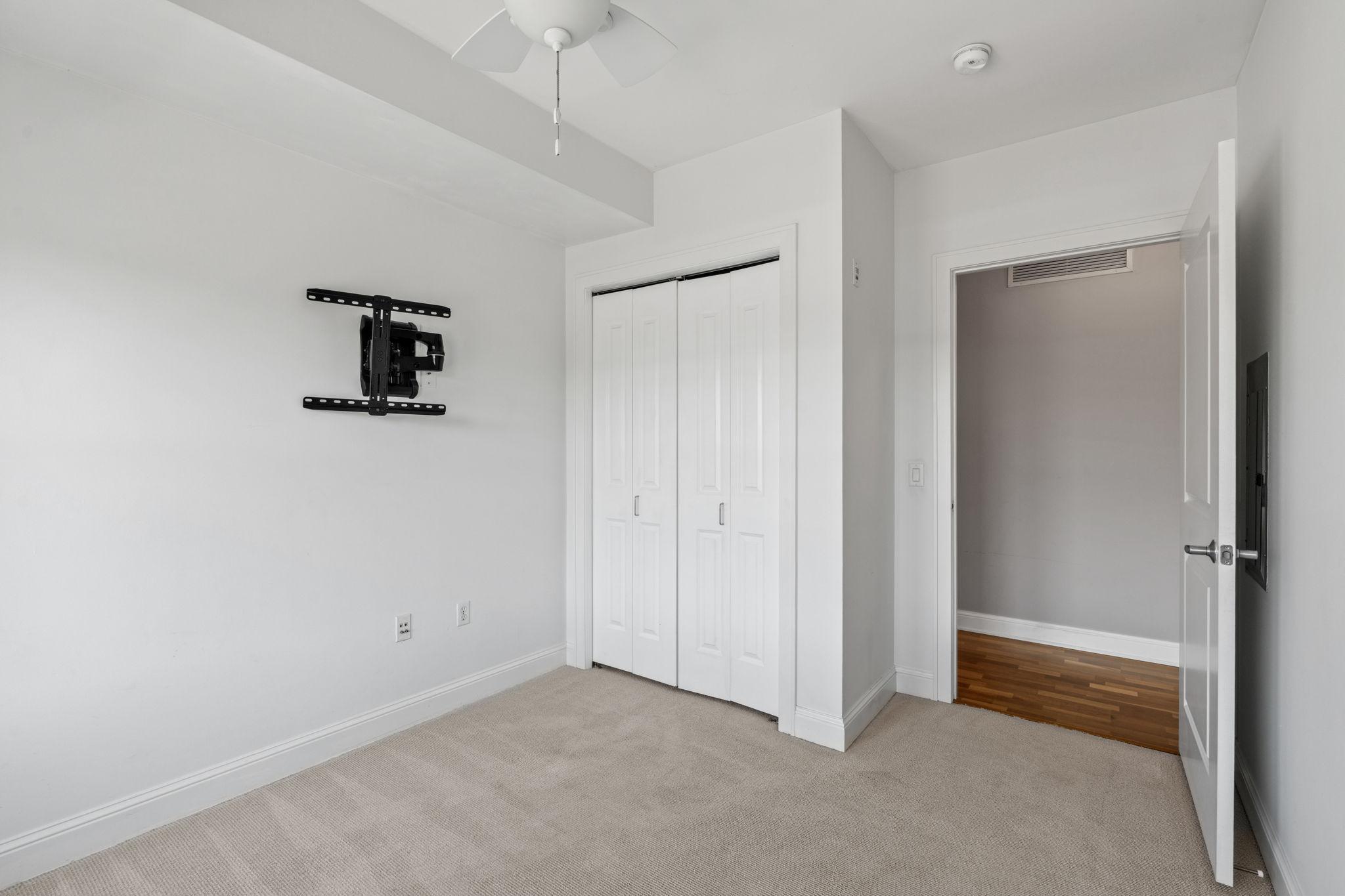 1060 Grand Avenue Unit: 300