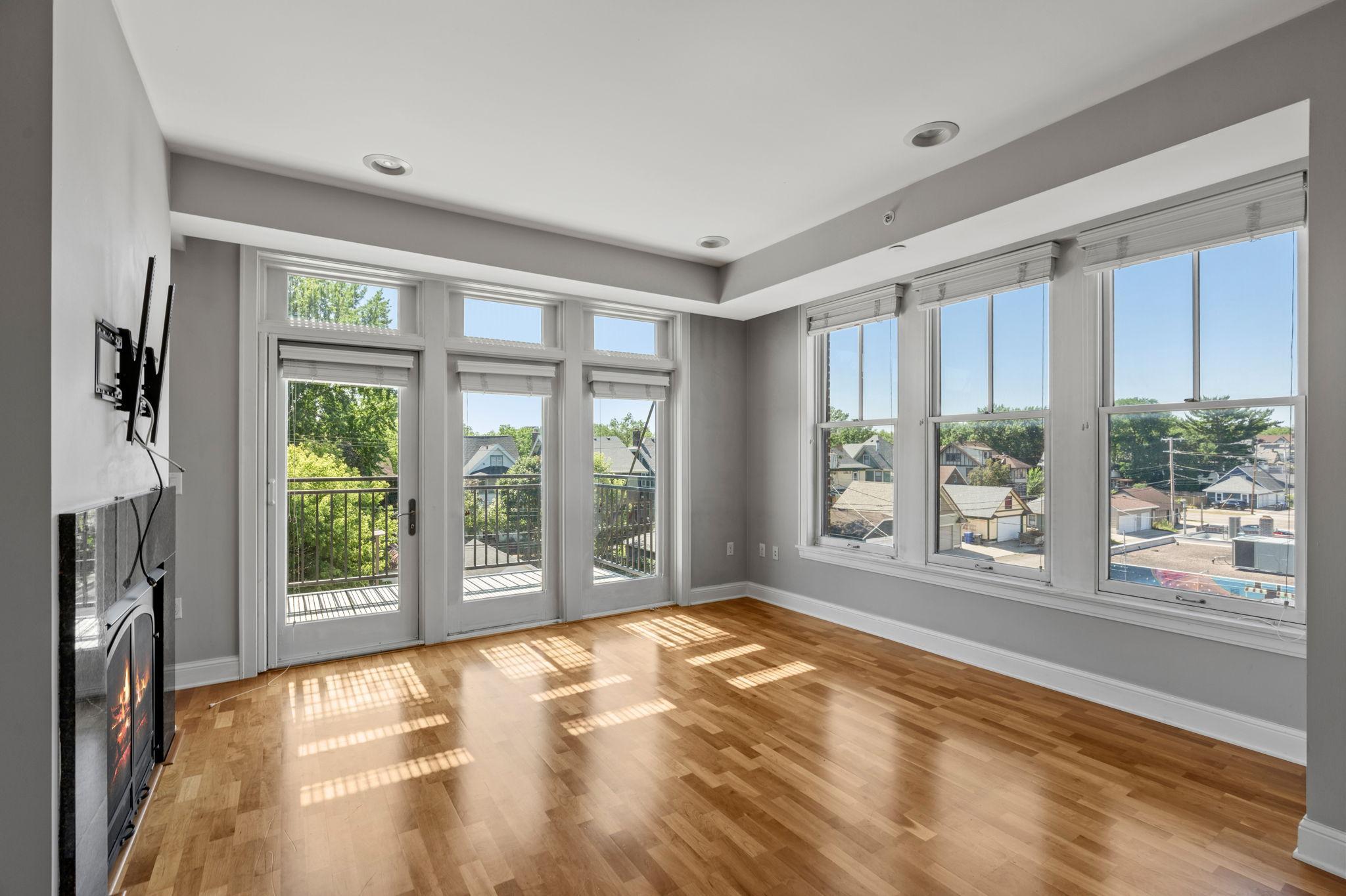 1060 Grand Avenue Unit: 300